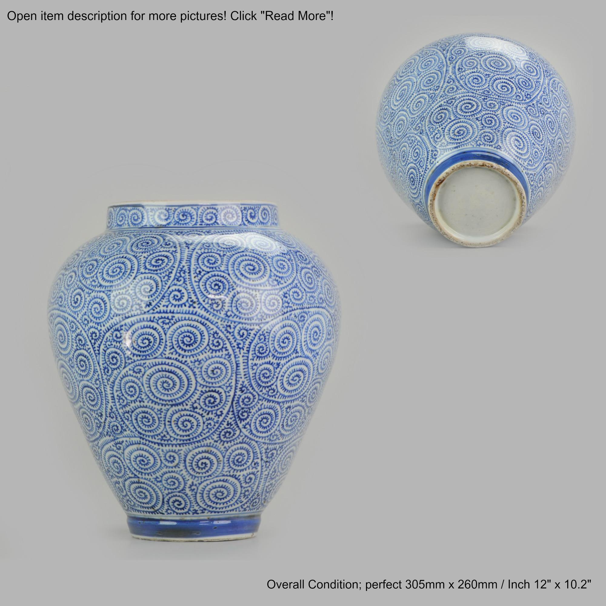 Superb vase from the 18th century. Arita kilns Japan2 lovely vases. Kakiemon imari style. Very delocate. For similar decorated pieces see: Reichel, 