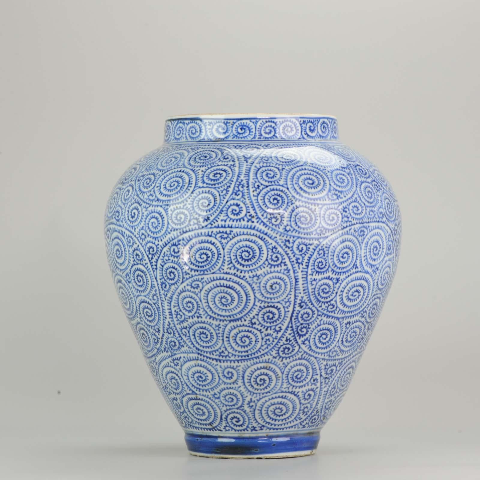 Rare Antique 18th Century Japanese Porcelain Vase Endless Decoration Arita Japan In Fair Condition In Amsterdam, Noord Holland