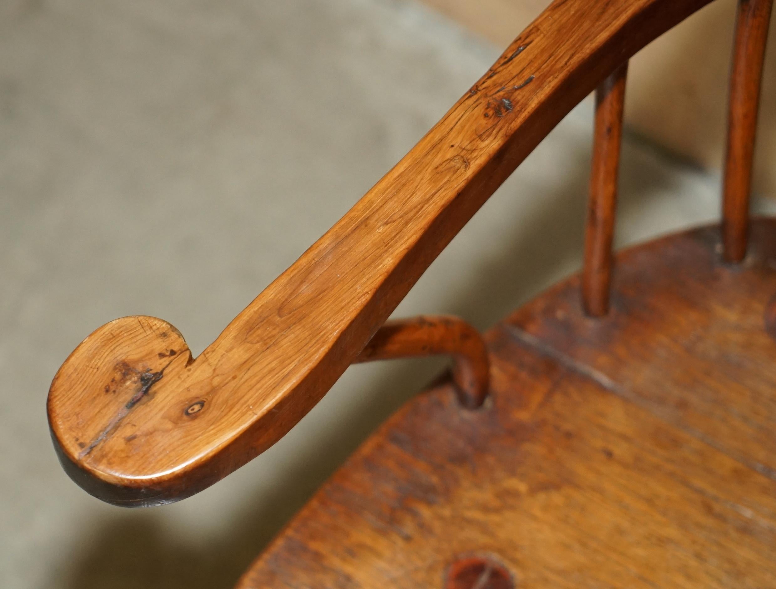 RARE ANTIQUE 18ème SIÈCLE YEW & OAK WiNDSOR ARMCHAIR PRIMATE DESIGN STICK BACK en vente 2