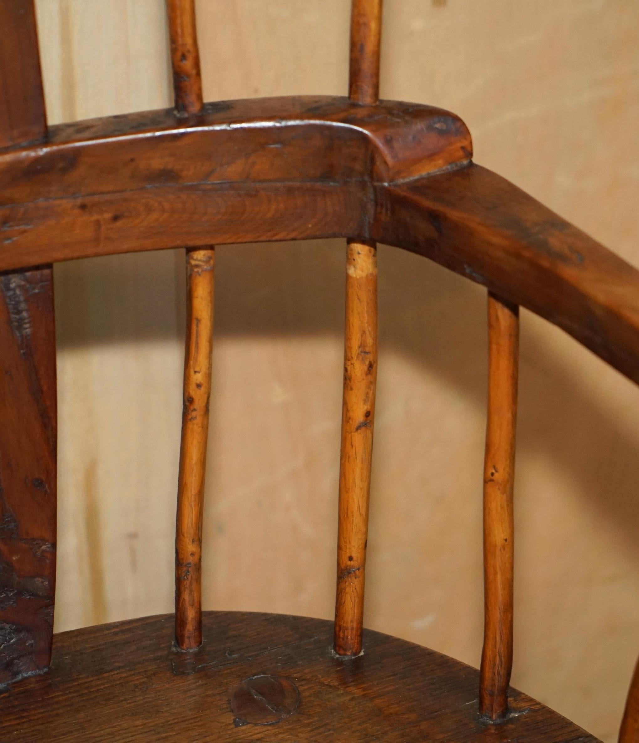 RARE ANTIQUE 18ème SIÈCLE YEW & OAK WiNDSOR ARMCHAIR PRIMATE DESIGN STICK BACK en vente 3