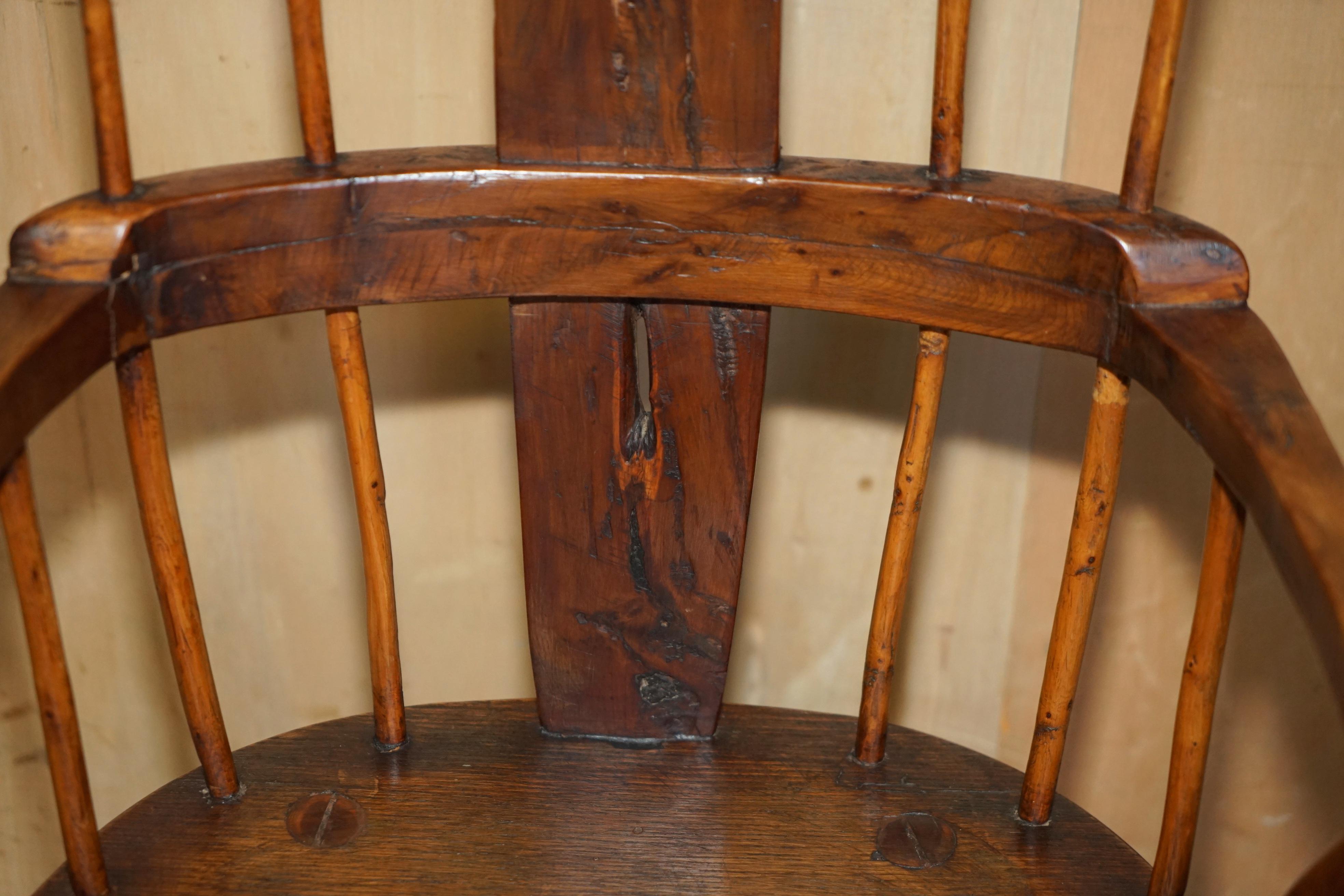 RARE ANTIQUE 18ème SIÈCLE YEW & OAK WiNDSOR ARMCHAIR PRIMATE DESIGN STICK BACK en vente 4