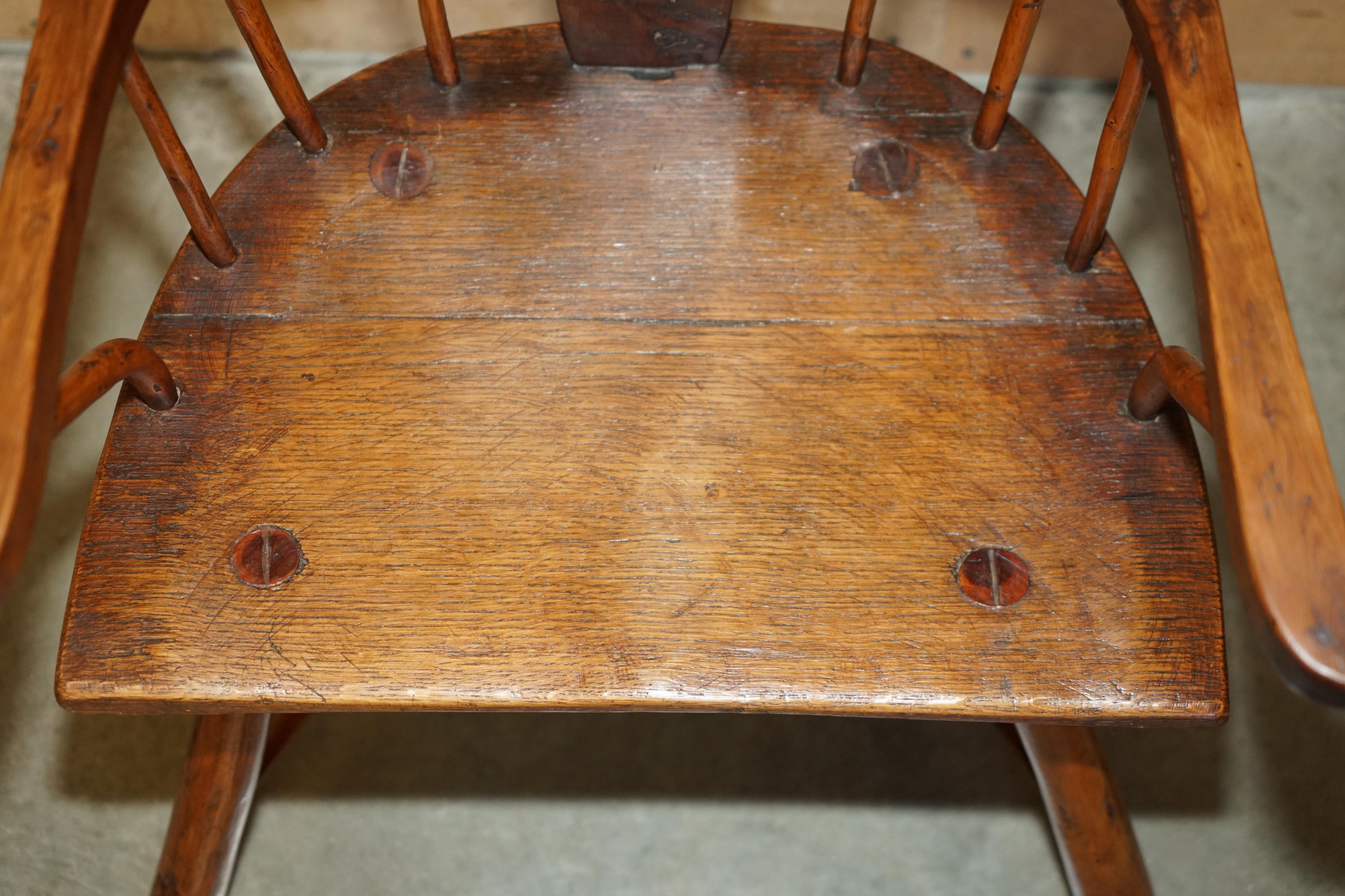 RARE ANTIQUE 18ème SIÈCLE YEW & OAK WiNDSOR ARMCHAIR PRIMATE DESIGN STICK BACK en vente 5