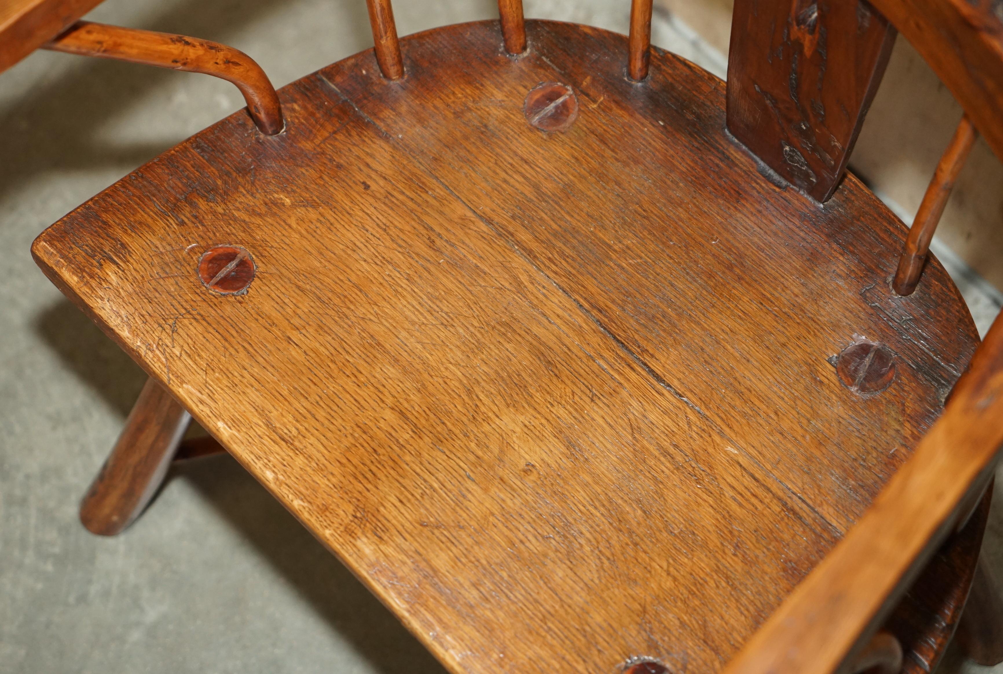 RARE ANTIQUE 18ème SIÈCLE YEW & OAK WiNDSOR ARMCHAIR PRIMATE DESIGN STICK BACK en vente 6