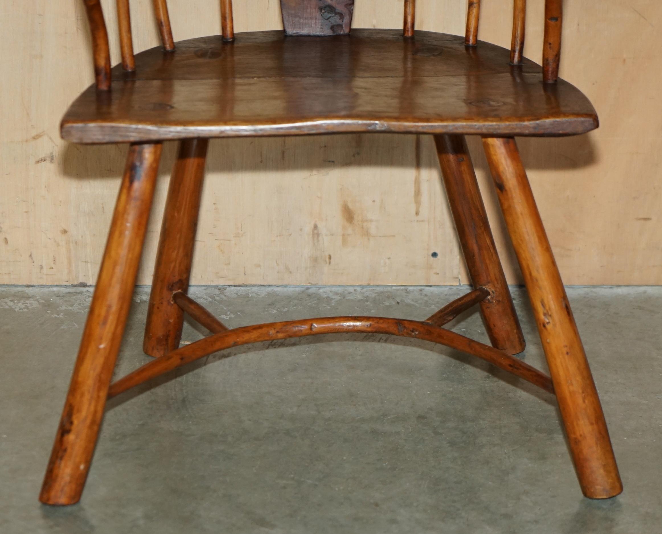 RARE ANTIQUE 18ème SIÈCLE YEW & OAK WiNDSOR ARMCHAIR PRIMATE DESIGN STICK BACK en vente 7