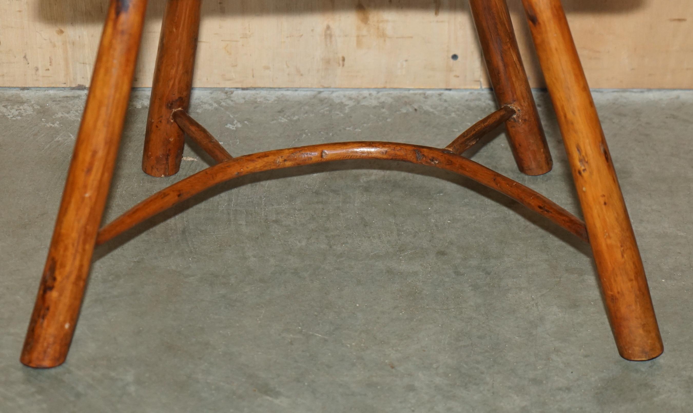 RARE ANTIQUE 18ème SIÈCLE YEW & OAK WiNDSOR ARMCHAIR PRIMATE DESIGN STICK BACK en vente 8