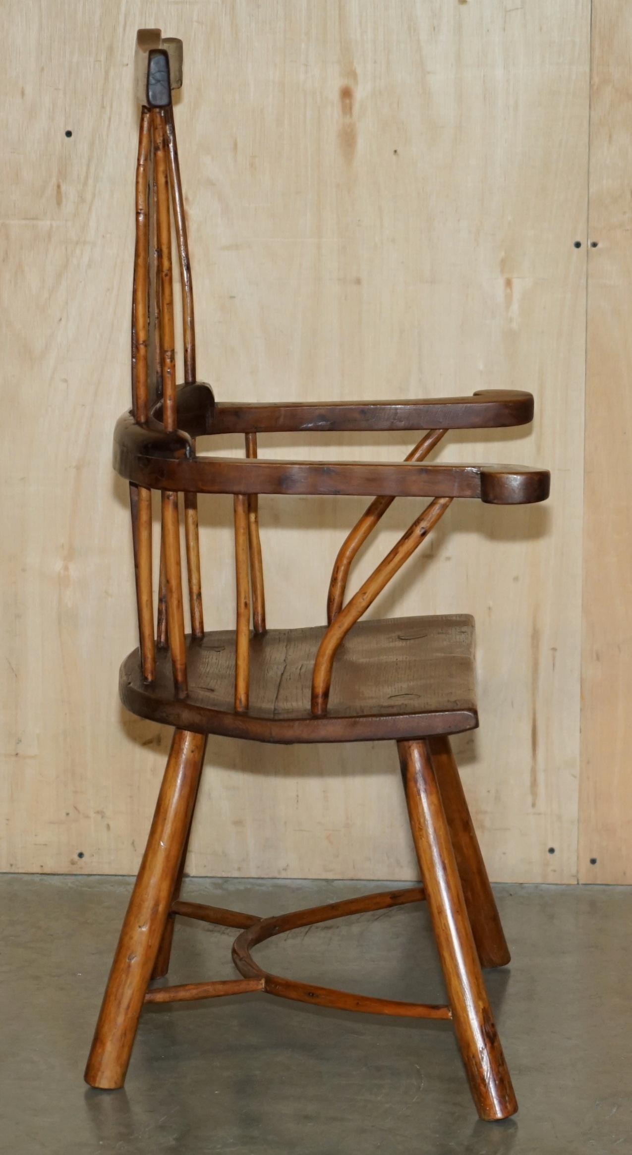 RARE ANTIQUE 18ème SIÈCLE YEW & OAK WiNDSOR ARMCHAIR PRIMATE DESIGN STICK BACK en vente 9