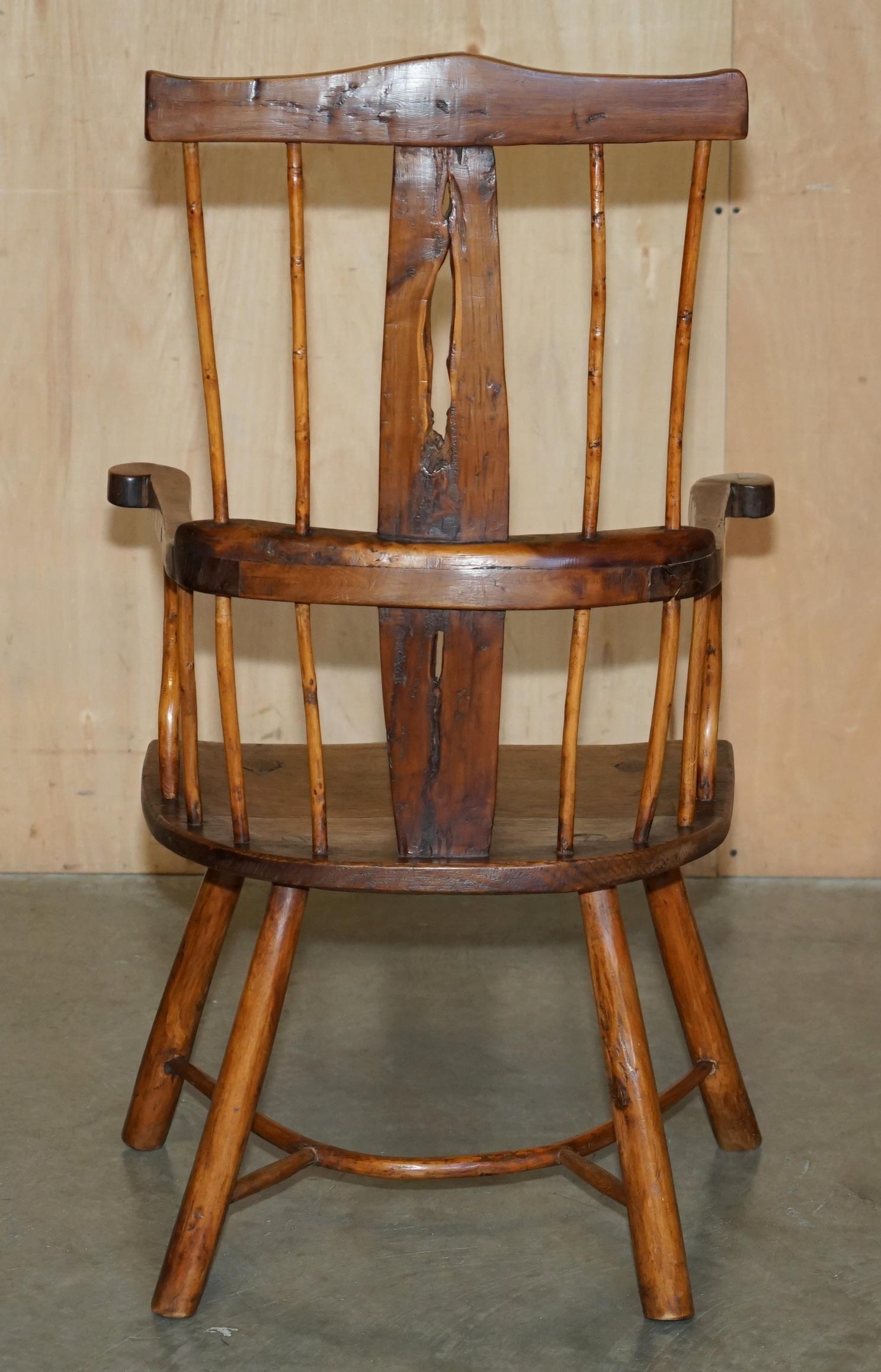 RARE ANTIQUE 18ème SIÈCLE YEW & OAK WiNDSOR ARMCHAIR PRIMATE DESIGN STICK BACK en vente 10