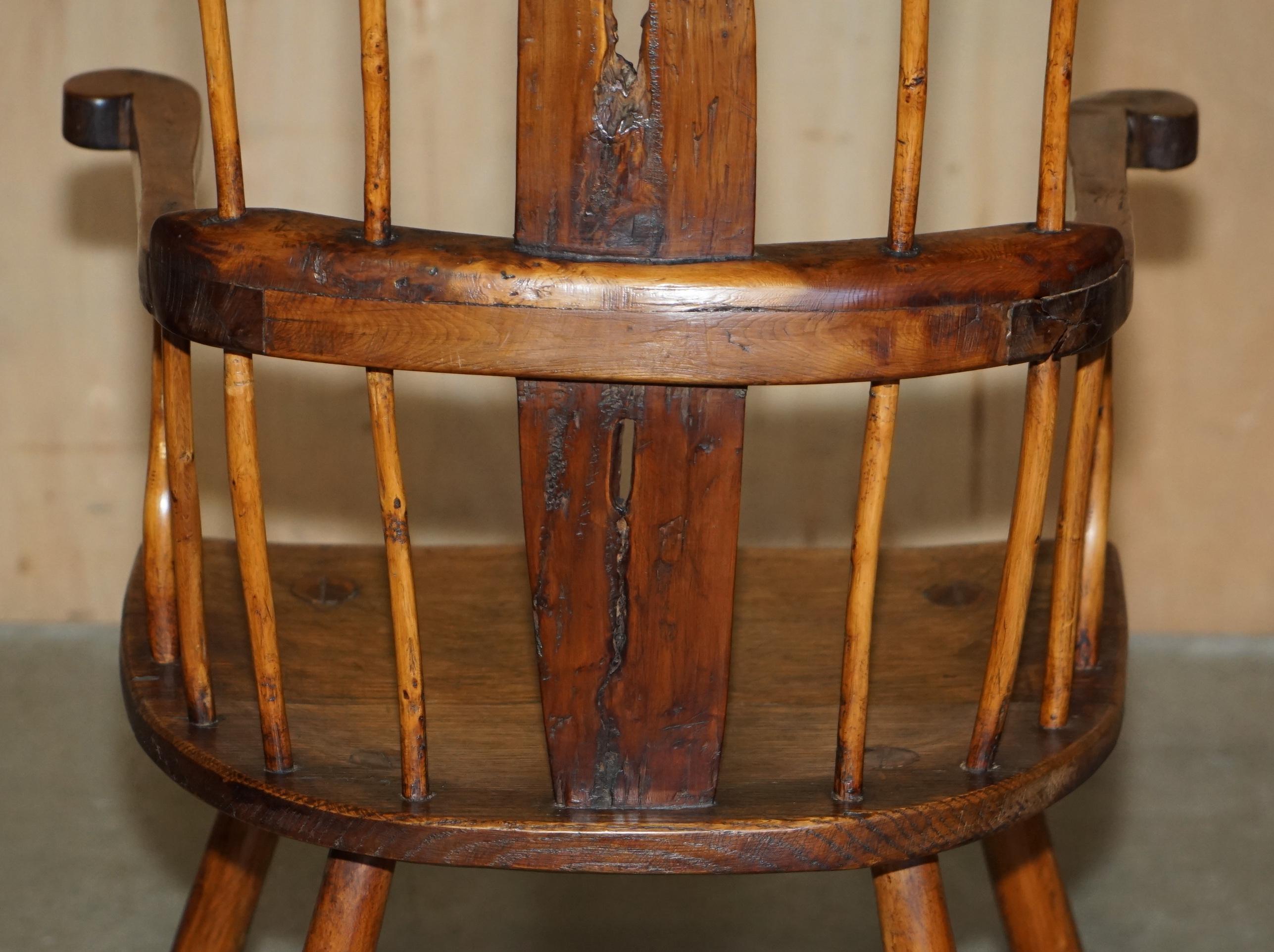 RARE ANTIQUE 18ème SIÈCLE YEW & OAK WiNDSOR ARMCHAIR PRIMATE DESIGN STICK BACK en vente 11