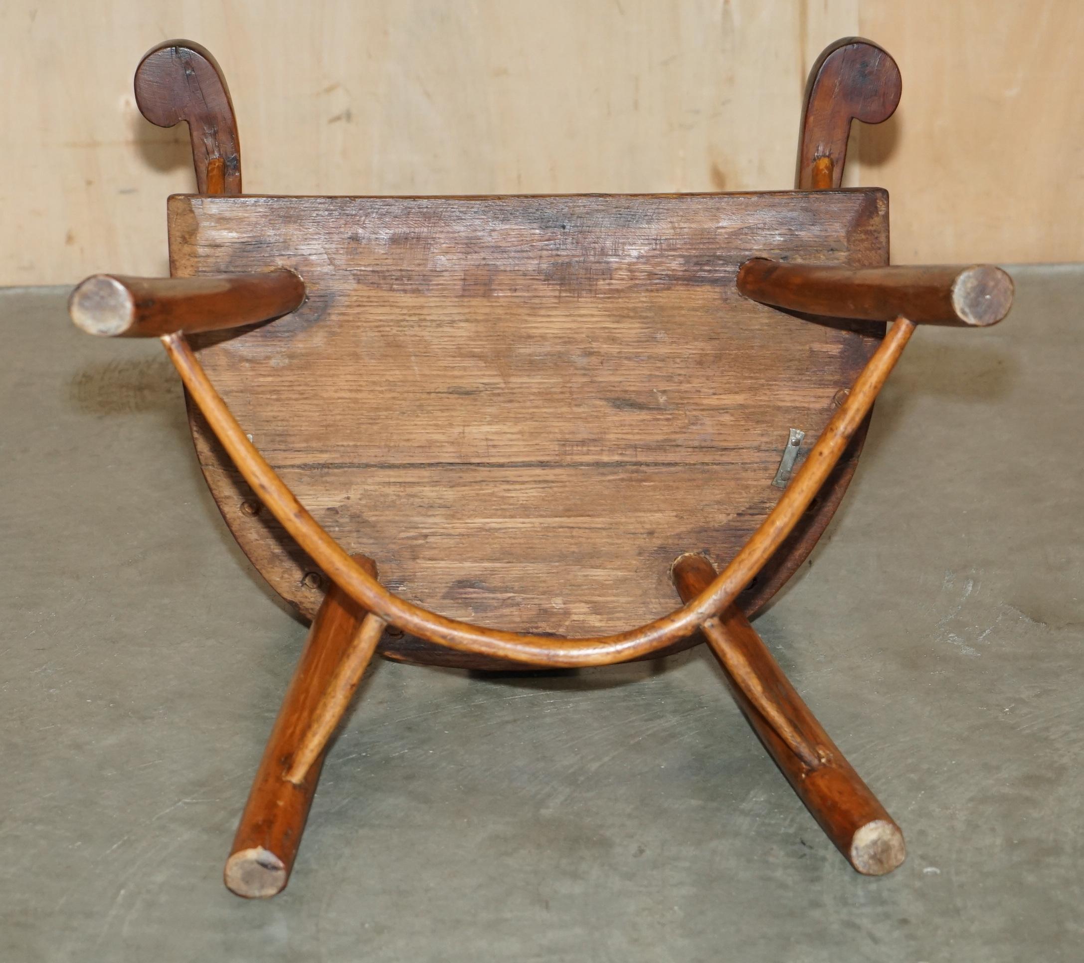 RARE ANTIQUE 18ème SIÈCLE YEW & OAK WiNDSOR ARMCHAIR PRIMATE DESIGN STICK BACK en vente 12
