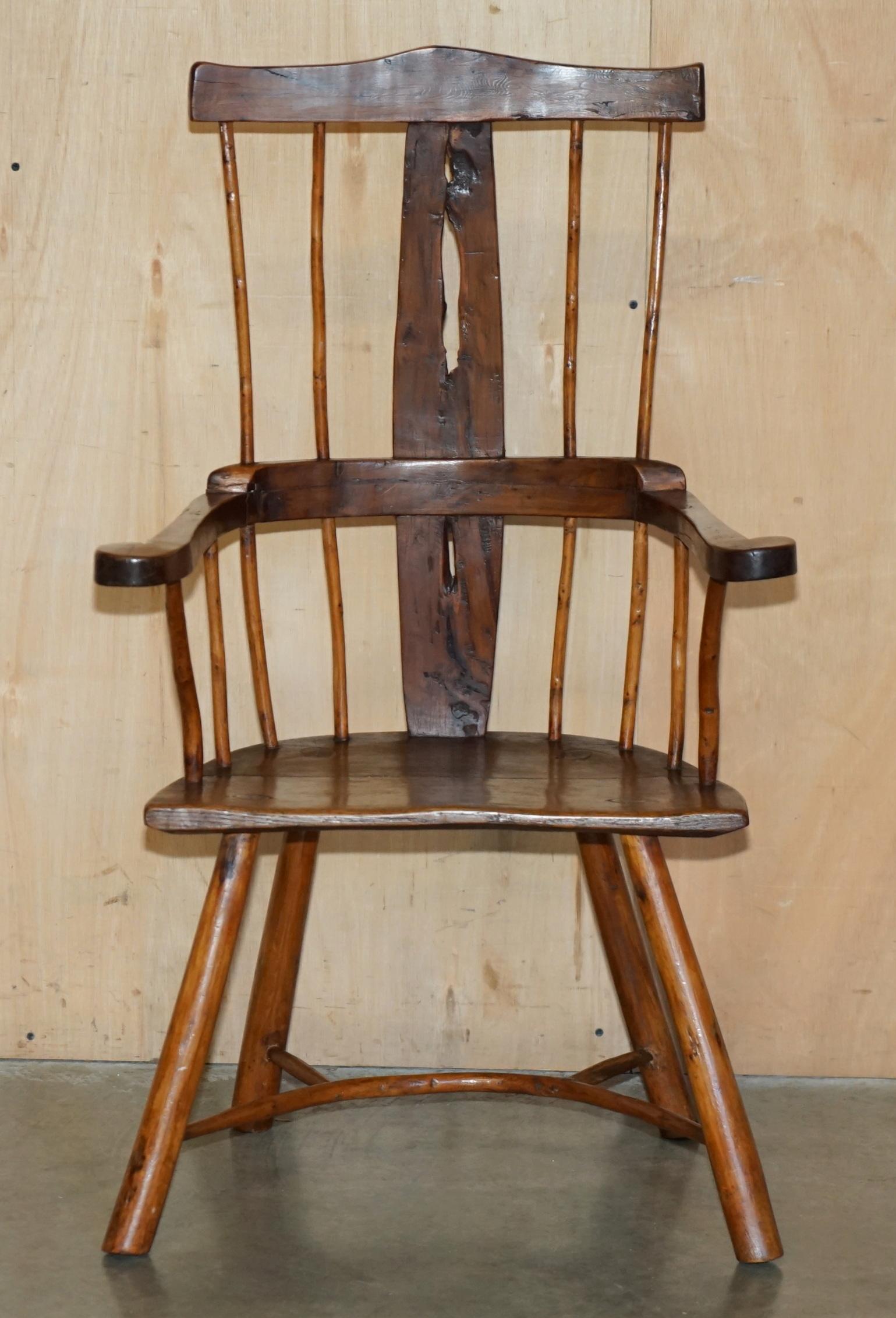 George III RARE ANTIQUE 18ème SIÈCLE YEW & OAK WiNDSOR ARMCHAIR PRIMATE DESIGN STICK BACK en vente