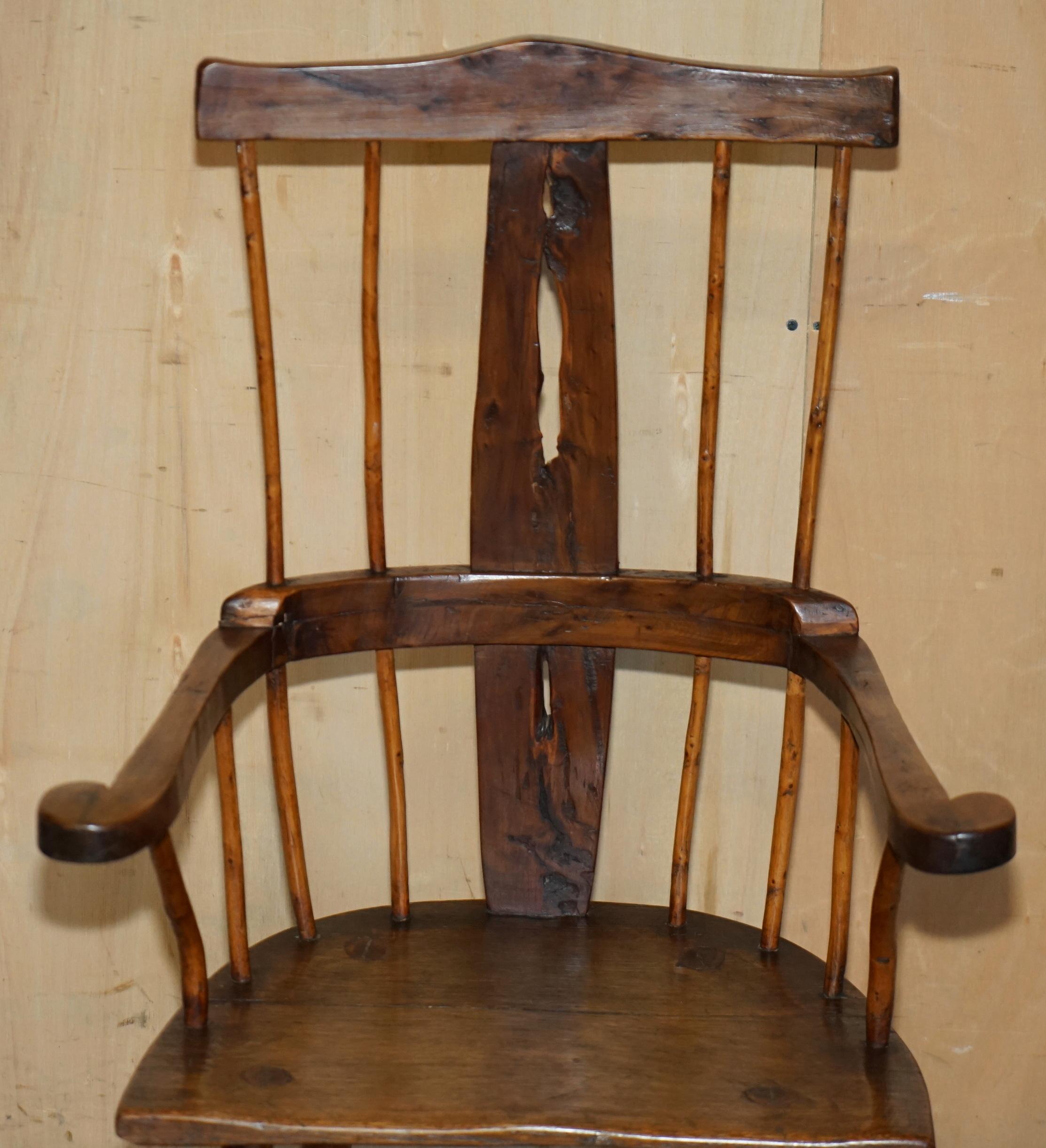 Anglais RARE ANTIQUE 18ème SIÈCLE YEW & OAK WiNDSOR ARMCHAIR PRIMATE DESIGN STICK BACK en vente