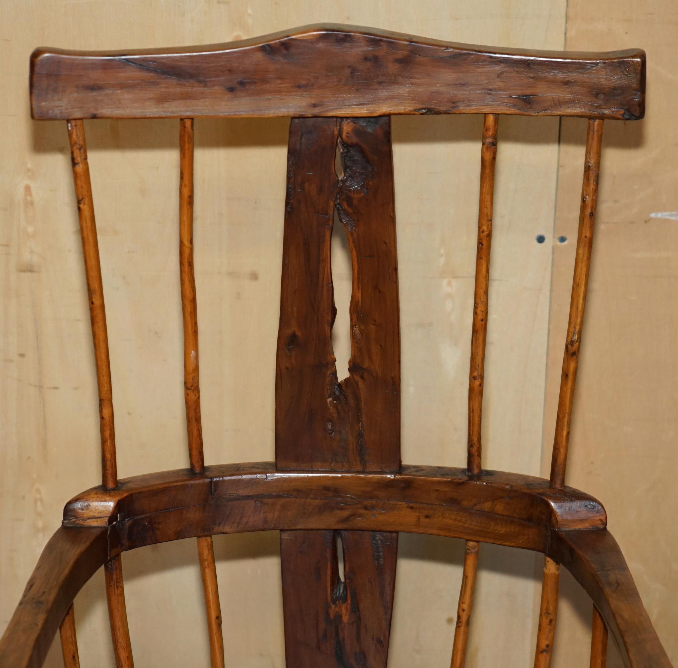 Fait main RARE ANTIQUE 18ème SIÈCLE YEW & OAK WiNDSOR ARMCHAIR PRIMATE DESIGN STICK BACK en vente