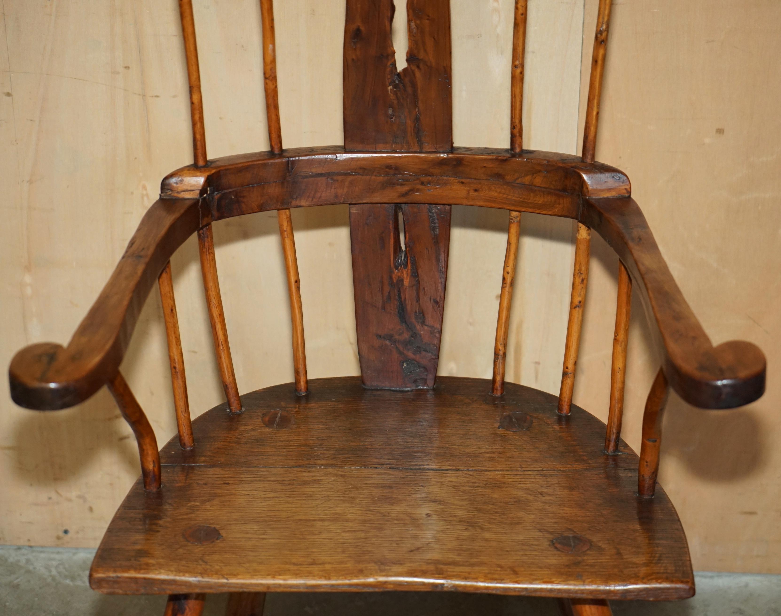RARE ANTIQUE 18ème SIÈCLE YEW & OAK WiNDSOR ARMCHAIR PRIMATE DESIGN STICK BACK Bon état - En vente à West Sussex, Pulborough