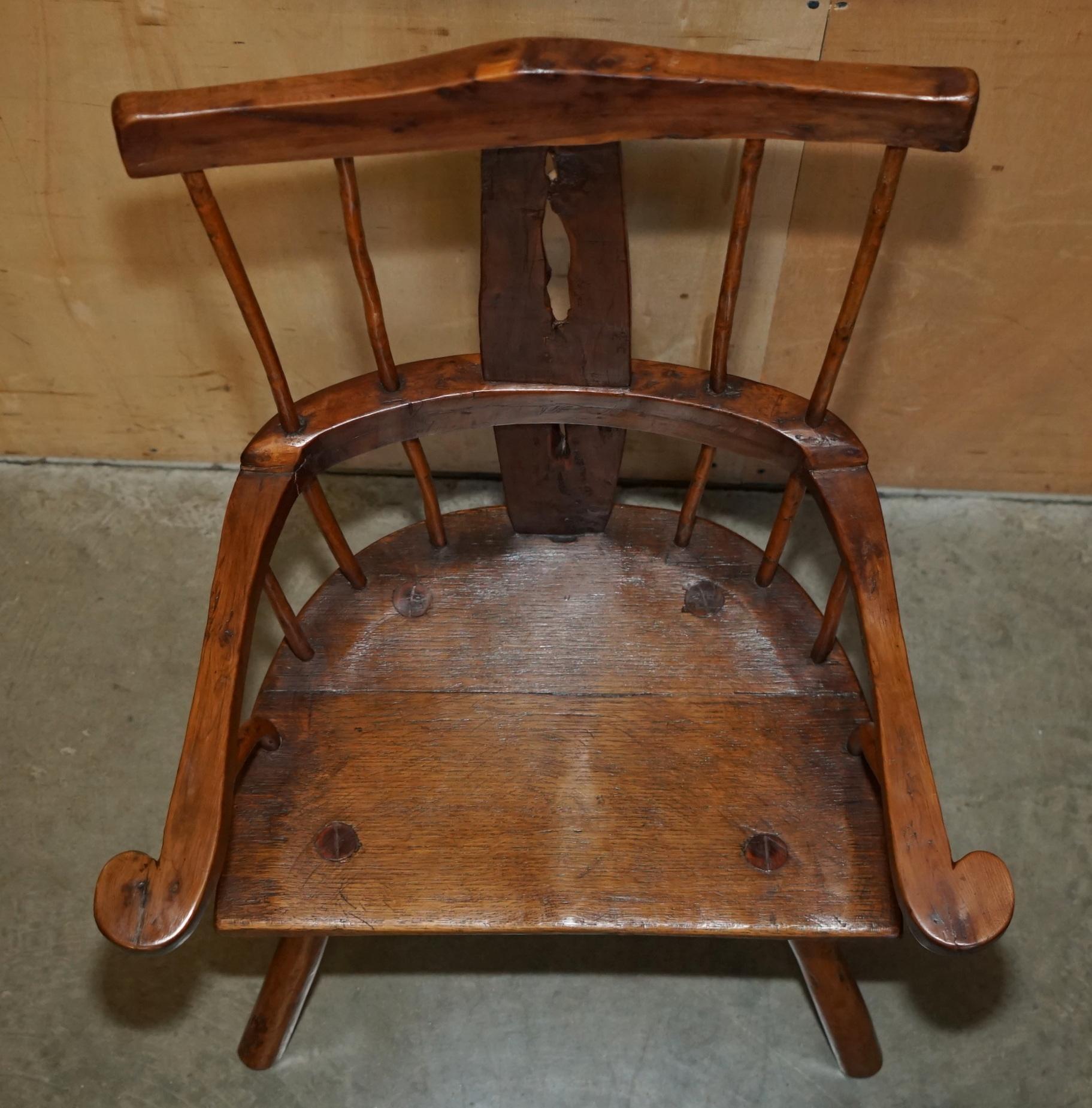 Milieu du XVIIIe siècle RARE ANTIQUE 18ème SIÈCLE YEW & OAK WiNDSOR ARMCHAIR PRIMATE DESIGN STICK BACK en vente