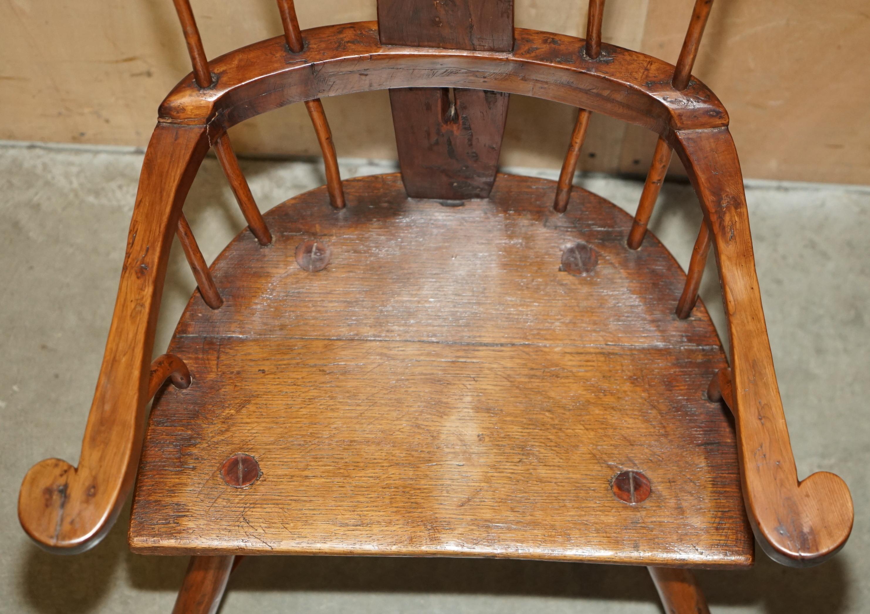 Chêne RARE ANTIQUE 18ème SIÈCLE YEW & OAK WiNDSOR ARMCHAIR PRIMATE DESIGN STICK BACK en vente