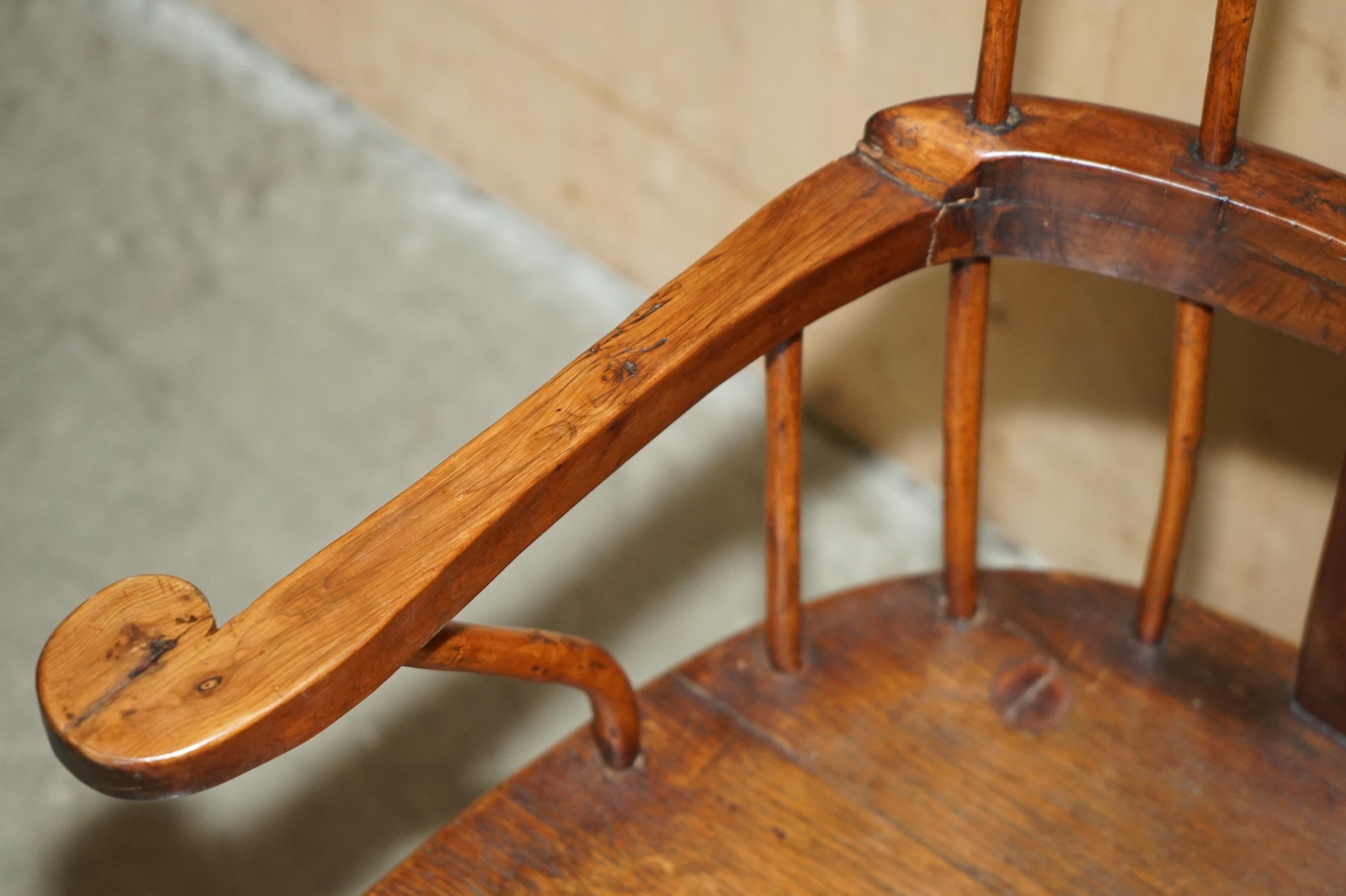 RARE ANTIQUE 18ème SIÈCLE YEW & OAK WiNDSOR ARMCHAIR PRIMATE DESIGN STICK BACK en vente 1