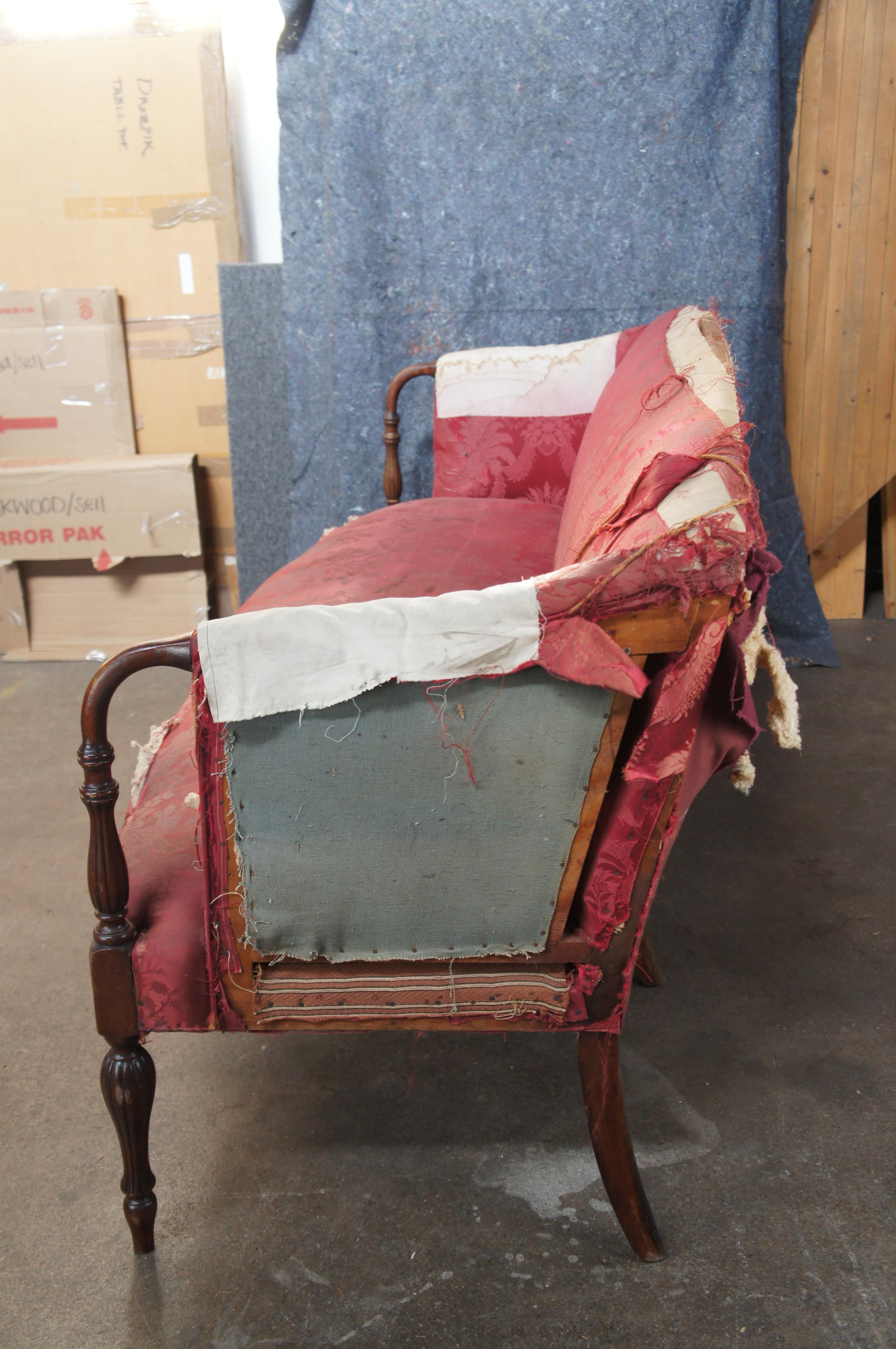 Seltenes antikes geschnitztes amerikanisches Federal Mahagoni-Sofa-Sessel aus dem 19. Jahrhundert im Angebot 7