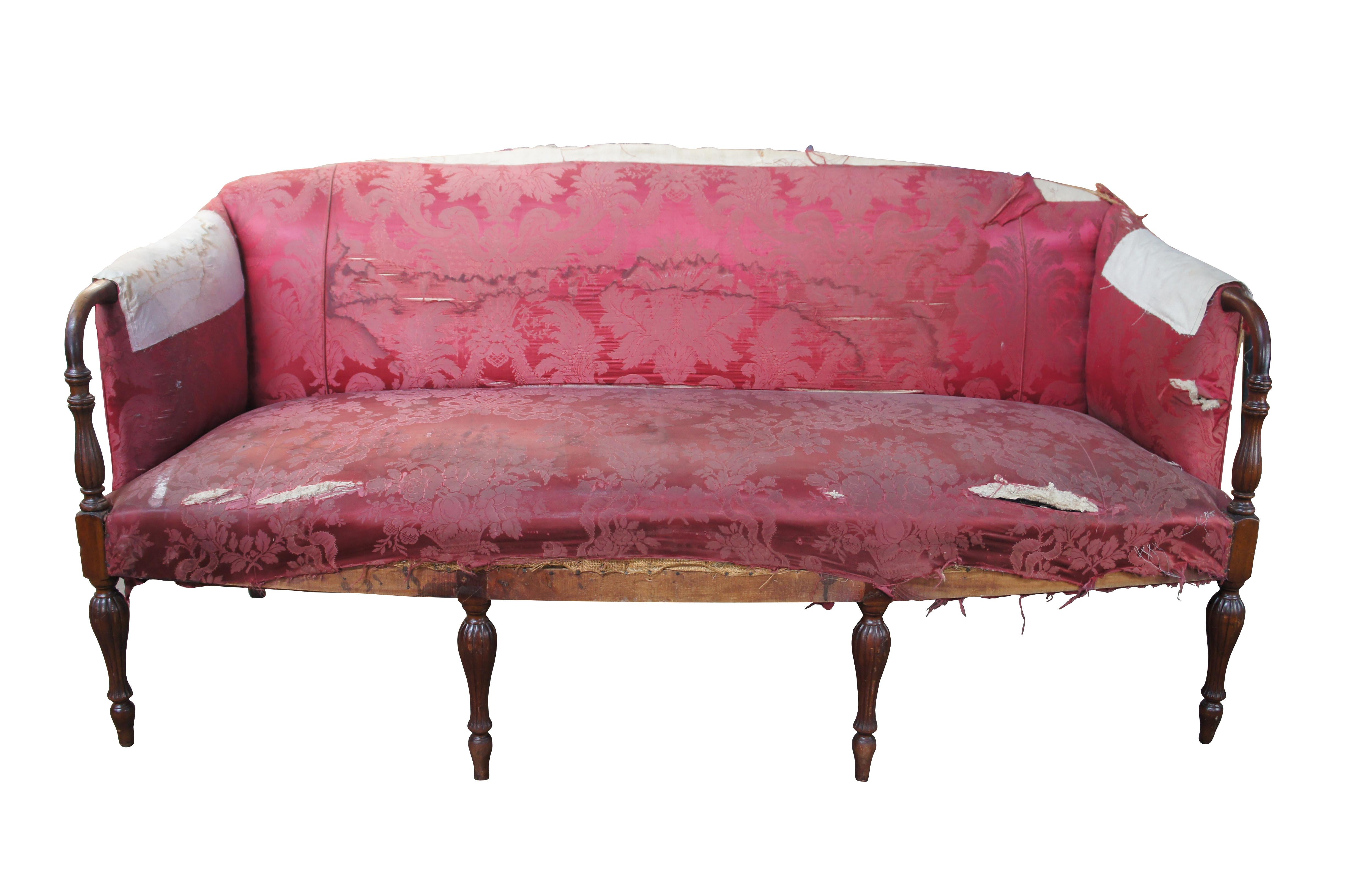 Ein sehr schönes amerikanisches geschnitztes Mahagoni-Sofa aus der Bundeszeit, um 1830. Der Rahmen besteht aus einer Bogenfront mit abgeschrägten Armen, die zu geriffelten Stützen führen. Das Sofa wird von gedrechselten und geriffelten Beinen an der