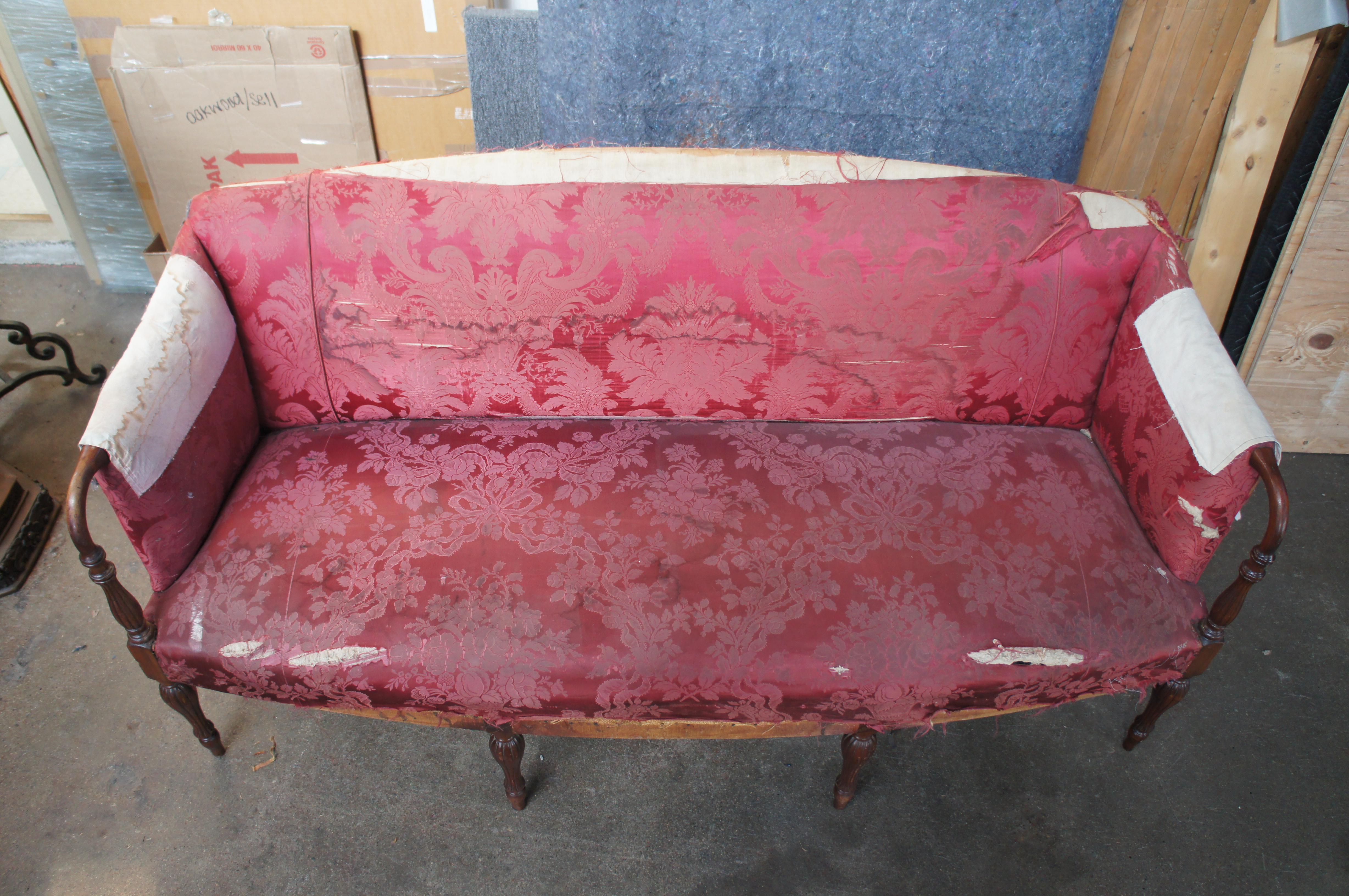 Seltenes antikes geschnitztes amerikanisches Federal Mahagoni-Sofa-Sessel aus dem 19. Jahrhundert (Mittleres 19. Jahrhundert) im Angebot