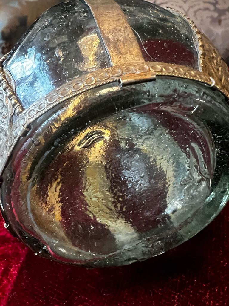 XIXe siècle Rare bouteille anglo-égyptienne du 19ème siècle soufflée à la main et en bronze en vente