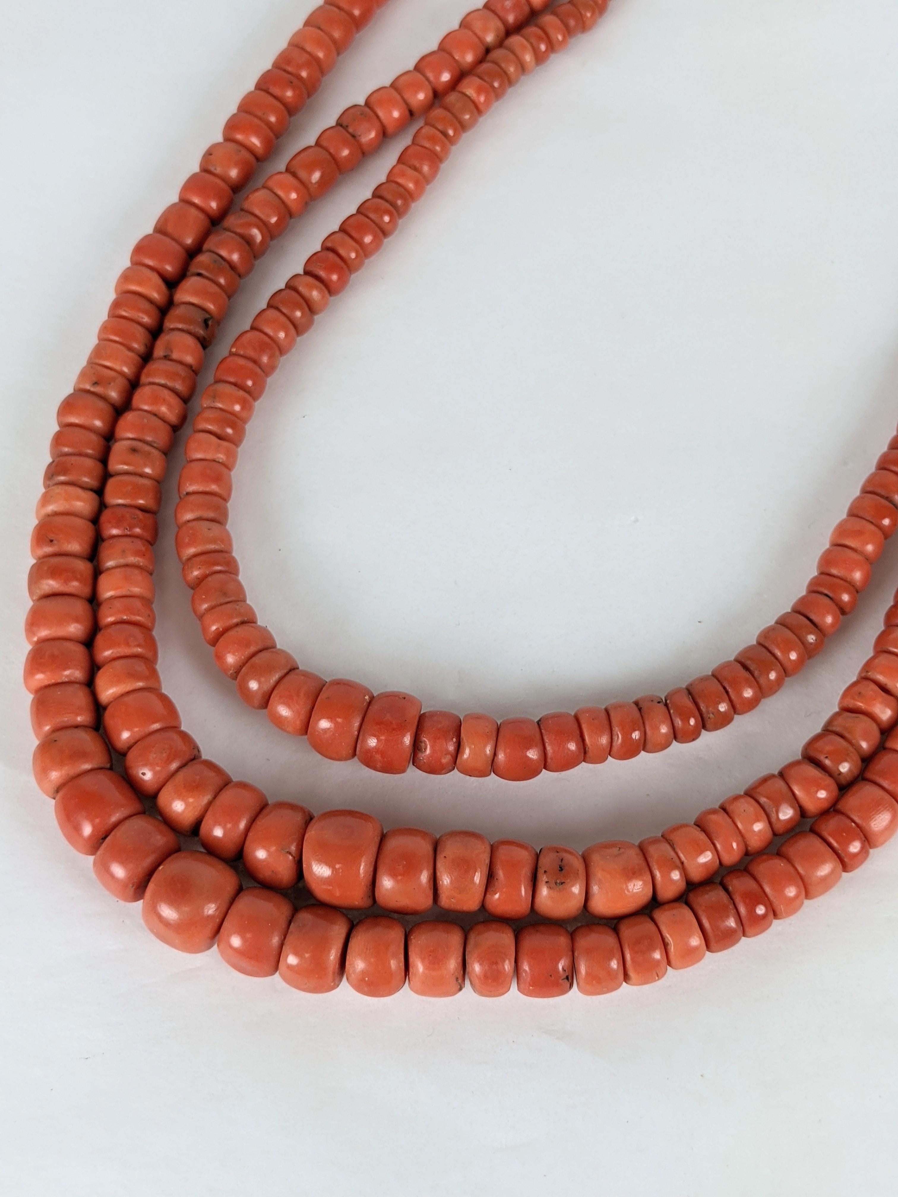 Seltene antike 3-strangige Korallenperlen-Perlen  (Spätviktorianisch) im Angebot