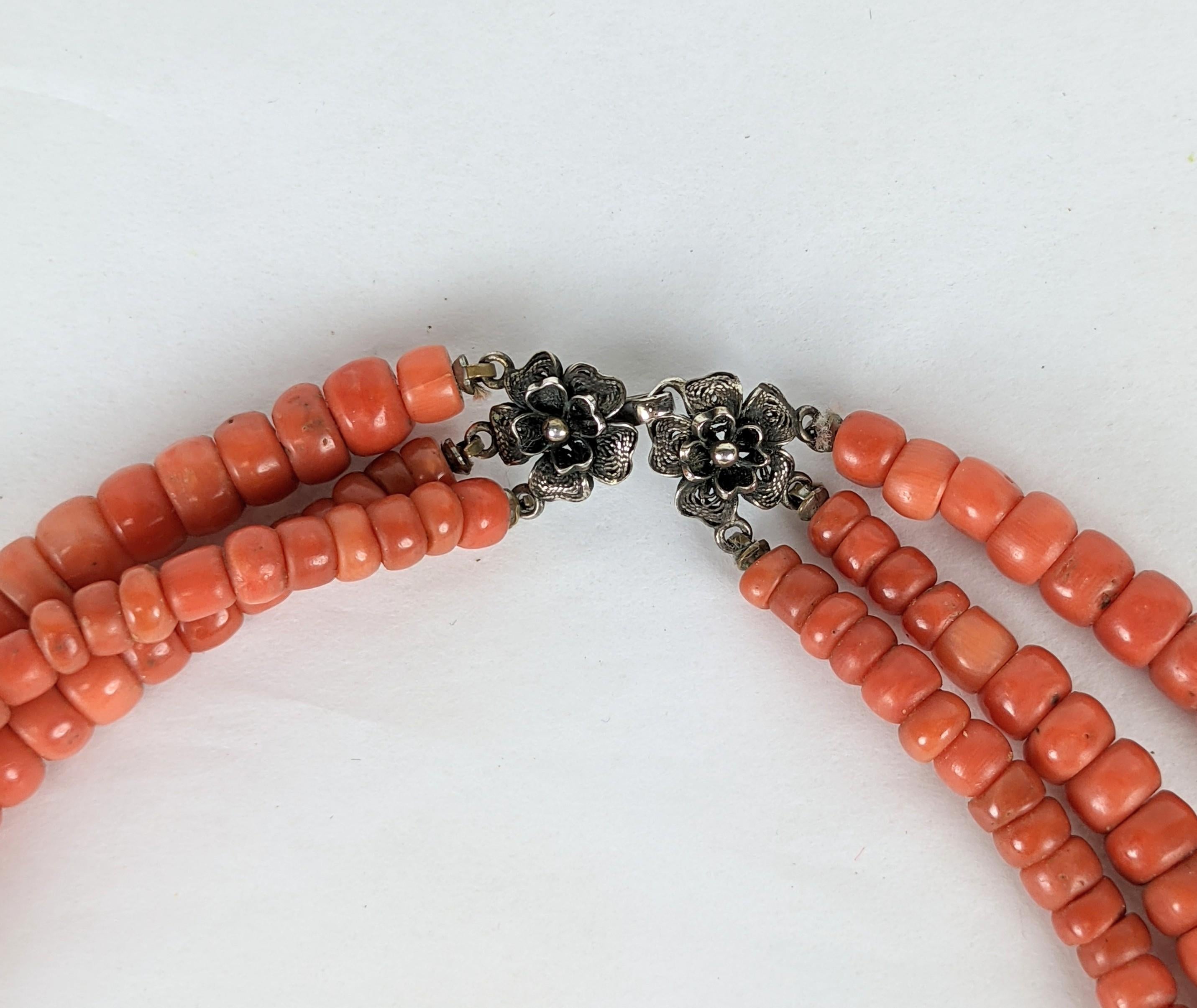 Seltene antike 3-strangige Korallenperlen-Perlen  für Damen oder Herren im Angebot