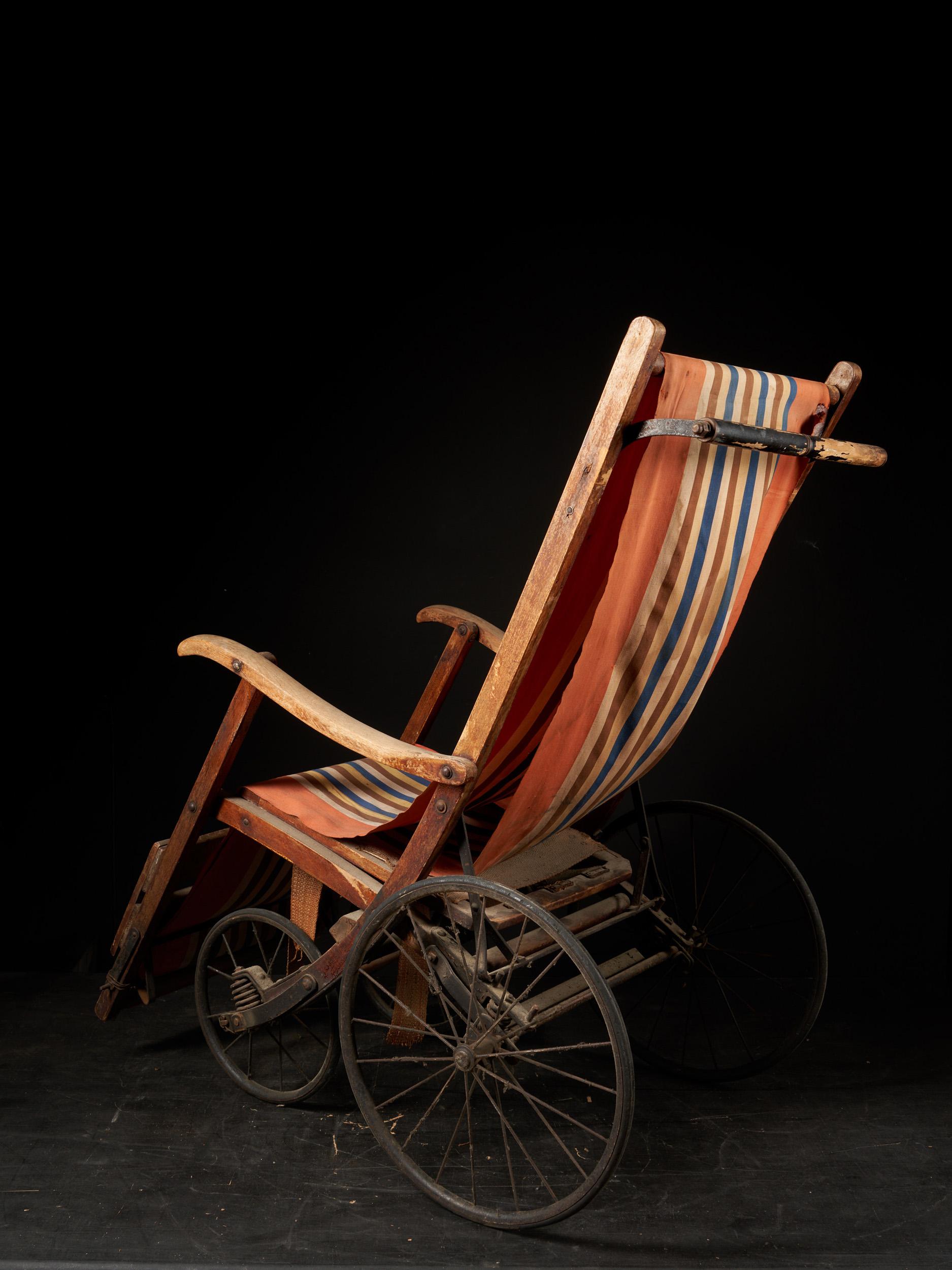 Rare Antique 4-Wheel Configuration Pushchair from Early 20th Century In Good Condition For Sale In Leuven , BE