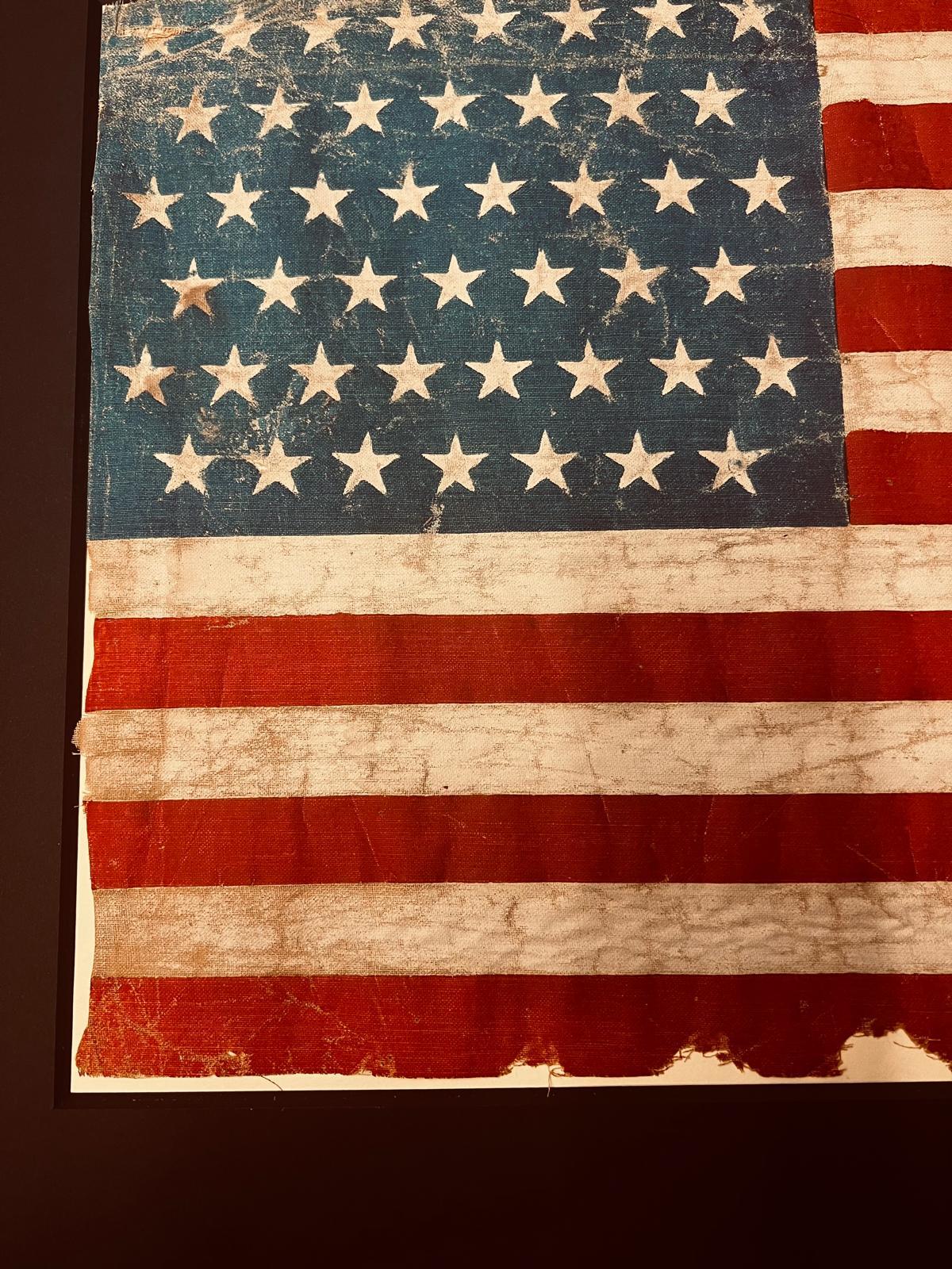 Questa eccezionale e scarsissima bandiera americana a 45 stelle, che commemora l'ammissione dello Utah come 45° stato nel 1896, rappresenta uno dei primi esempi sopravvissuti di bandiera di cotone dipinta a mano di questo importante momento di