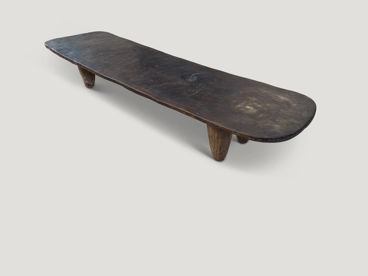 Rare table basse antique sculptée à la main par les tribus Senufo à partir d'un seul bloc de bois, originaire de la côte ouest de l'Afrique. Le bois est dur, dense et très durable. Représenté avec quatre épais pieds coniques sculptés. Nous ne