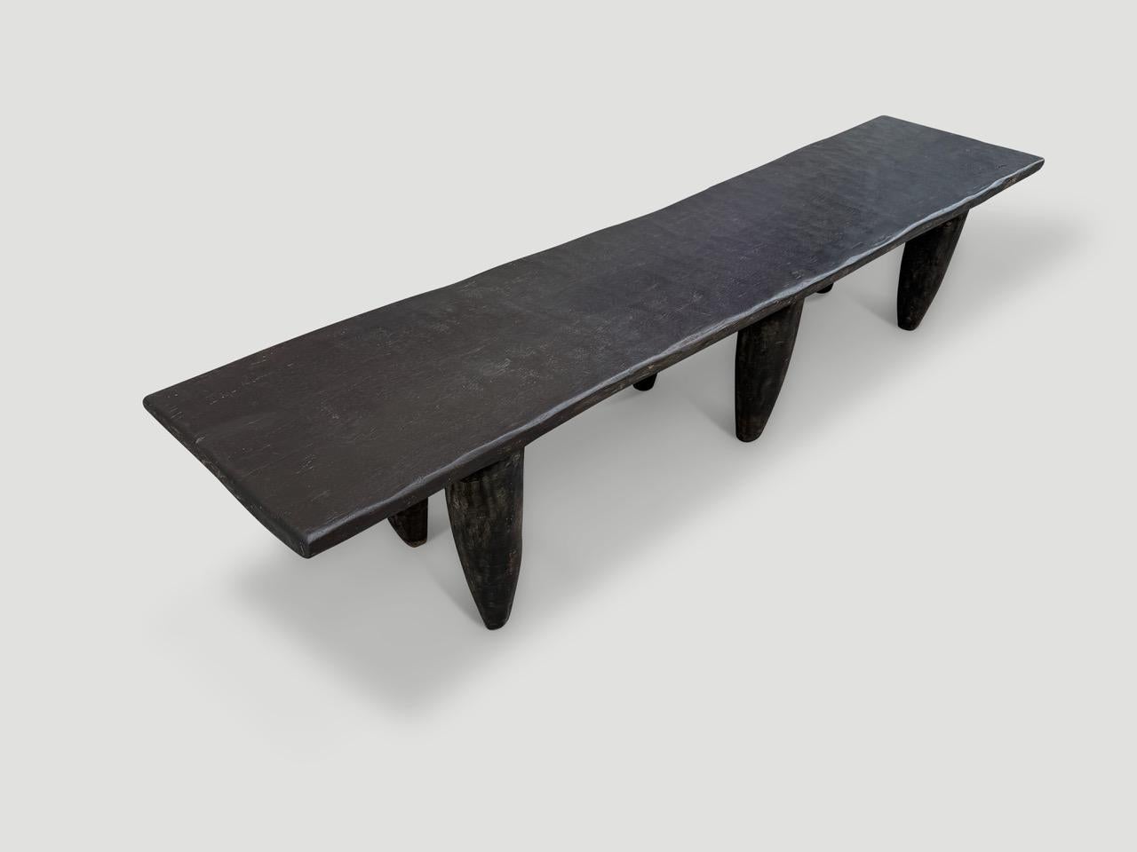 Raro tavolino o panca antica intagliata a mano dalle tribù Senufo da un unico blocco di legno originario della costa occidentale dell'Africa. Il Wood è duro, denso e molto resistente. Presenta sei gambe intagliate a mano, una caratteristica unica