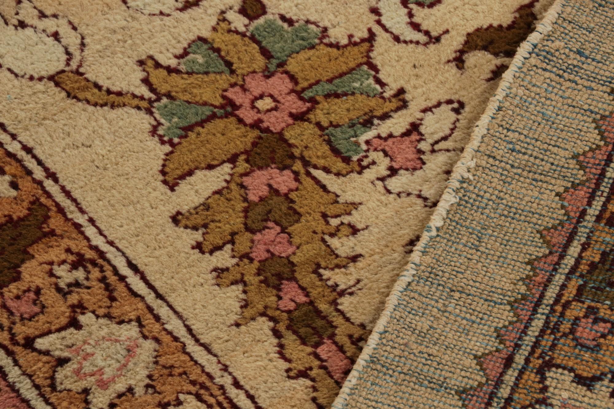 Seltener antiker Agra-Teppich in Gold mit grünen und rosa Blumenmustern (Wolle) im Angebot
