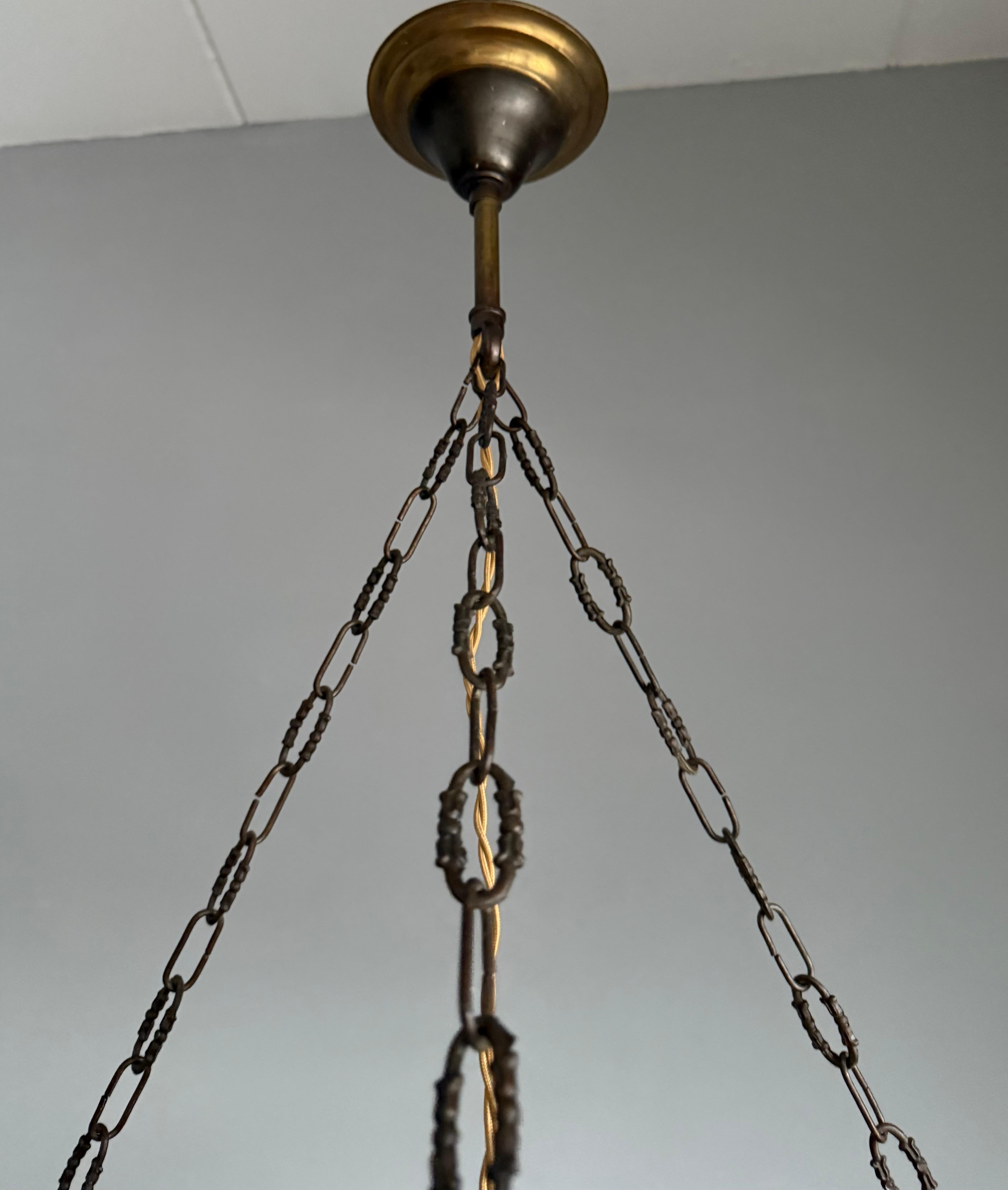 Ciondolo / lampadario in alabastro Arts & Crafts con cornice in stile gotico in bronzo in vendita 2