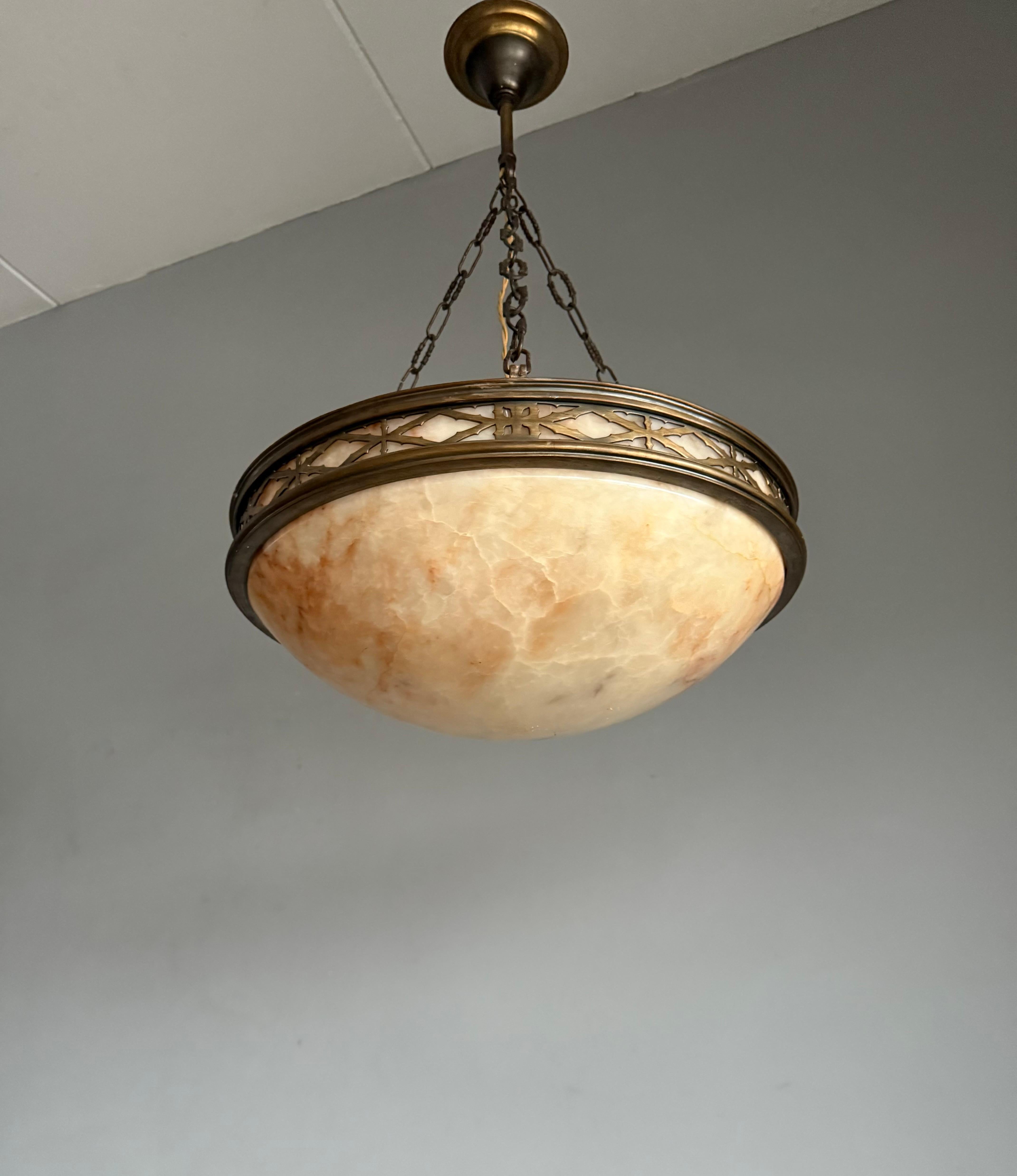 Ciondolo / lampadario in alabastro Arts & Crafts con cornice in stile gotico in bronzo in vendita 3