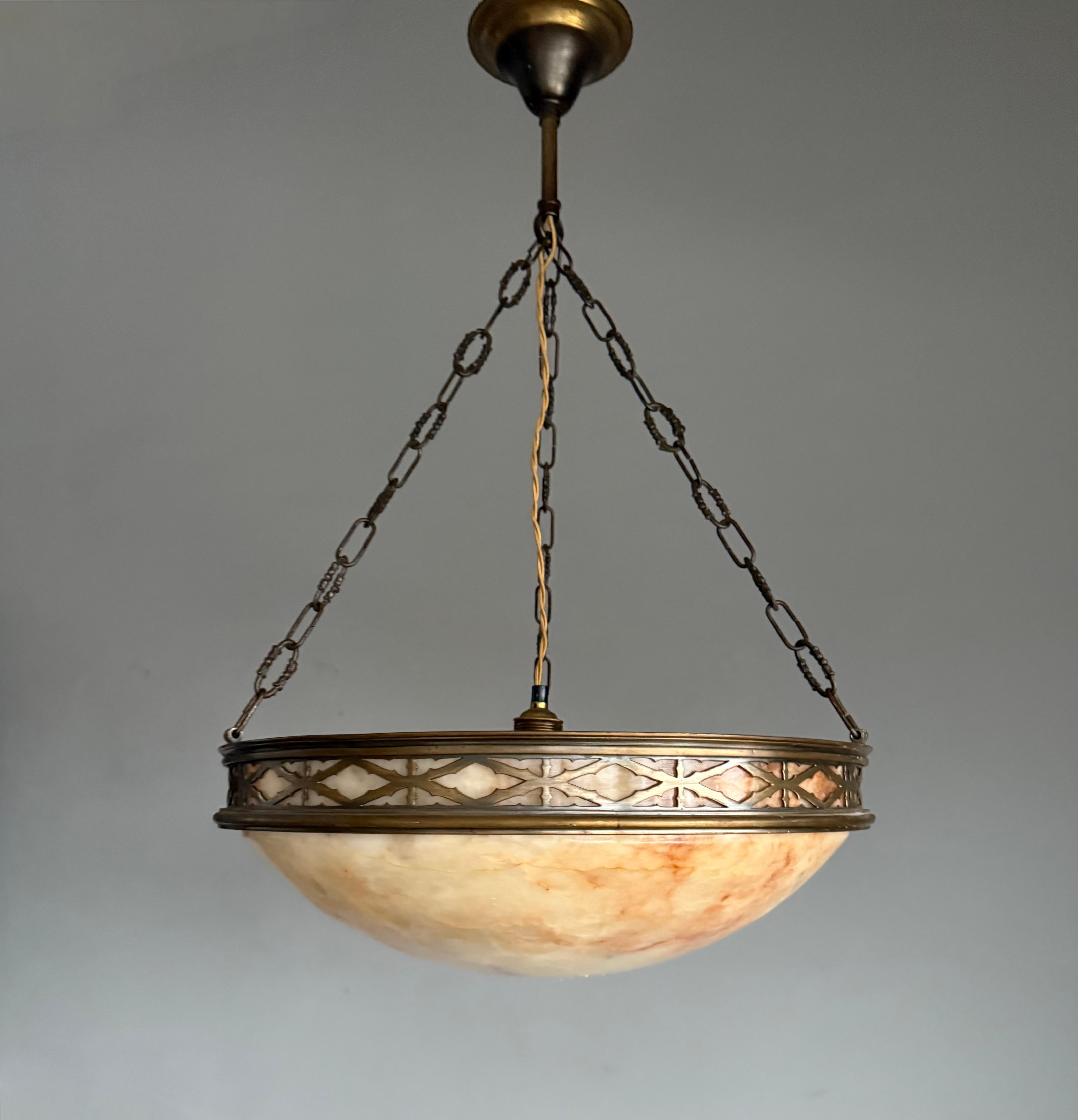 Ciondolo / lampadario in alabastro Arts & Crafts con cornice in stile gotico in bronzo in vendita 4