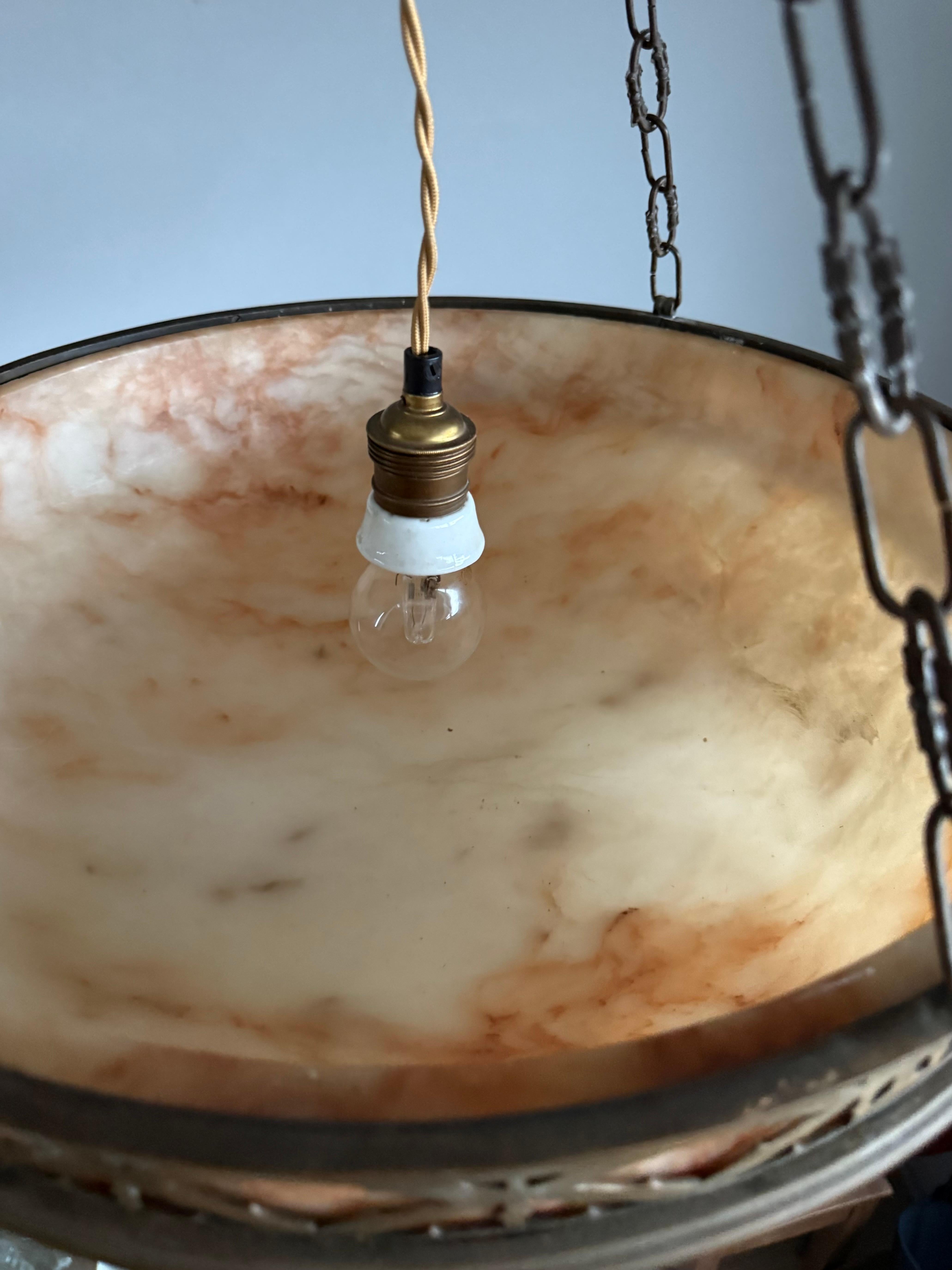 Ciondolo / lampadario in alabastro Arts & Crafts con cornice in stile gotico in bronzo in vendita 5