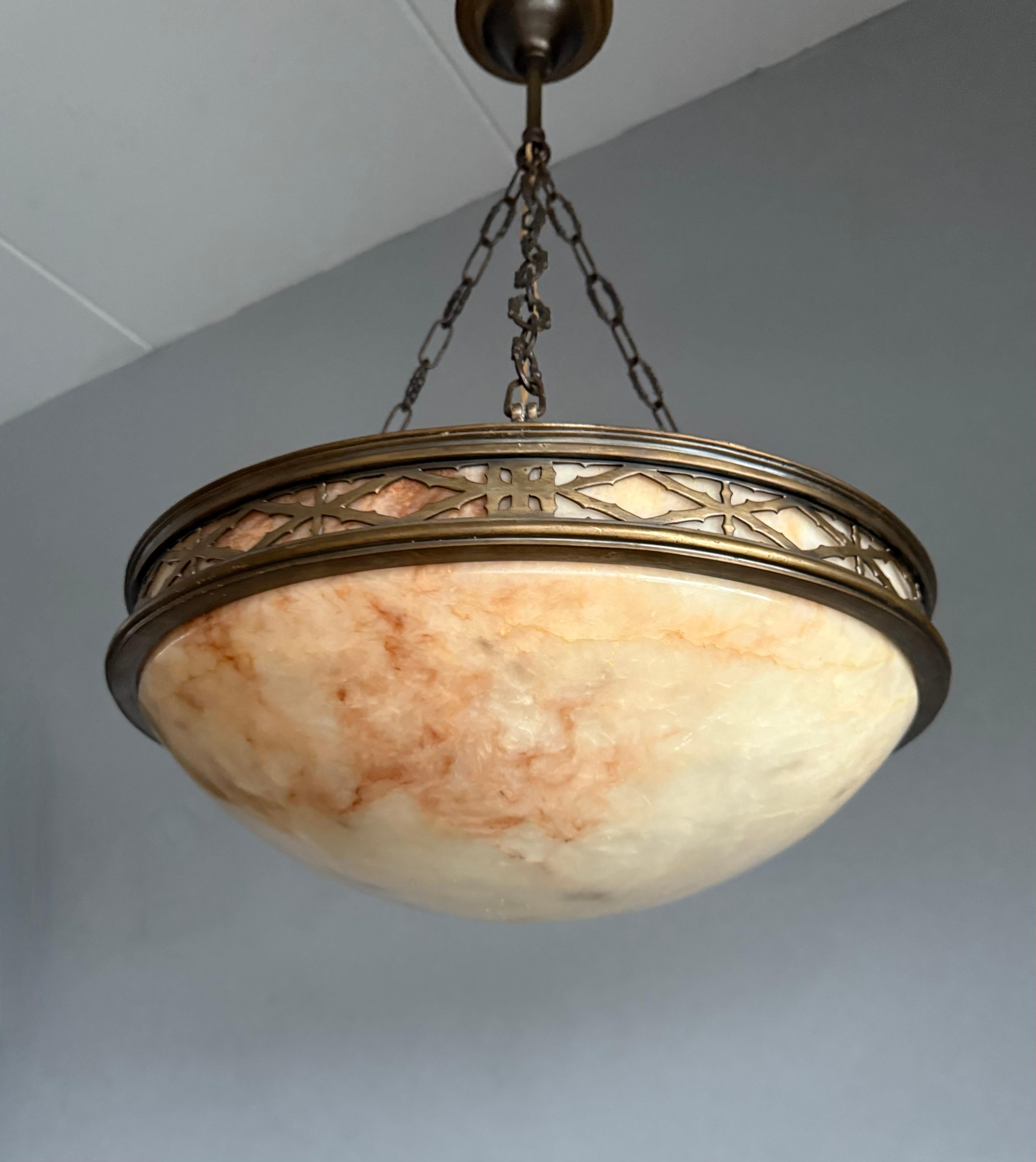 Ciondolo / lampadario in alabastro Arts & Crafts con cornice in stile gotico in bronzo in vendita 6
