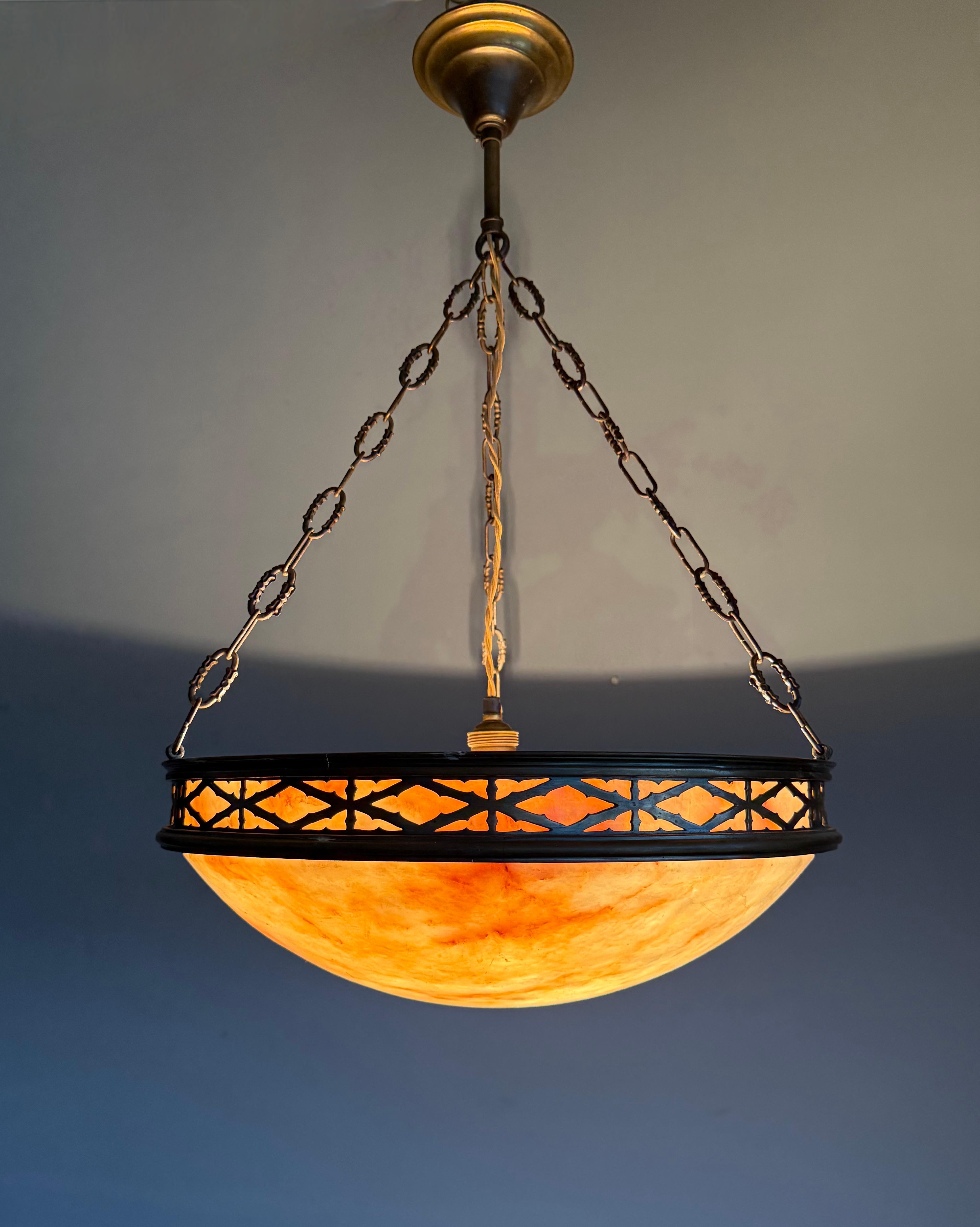 Ciondolo / lampadario in alabastro Arts & Crafts con cornice in stile gotico in bronzo in vendita 7