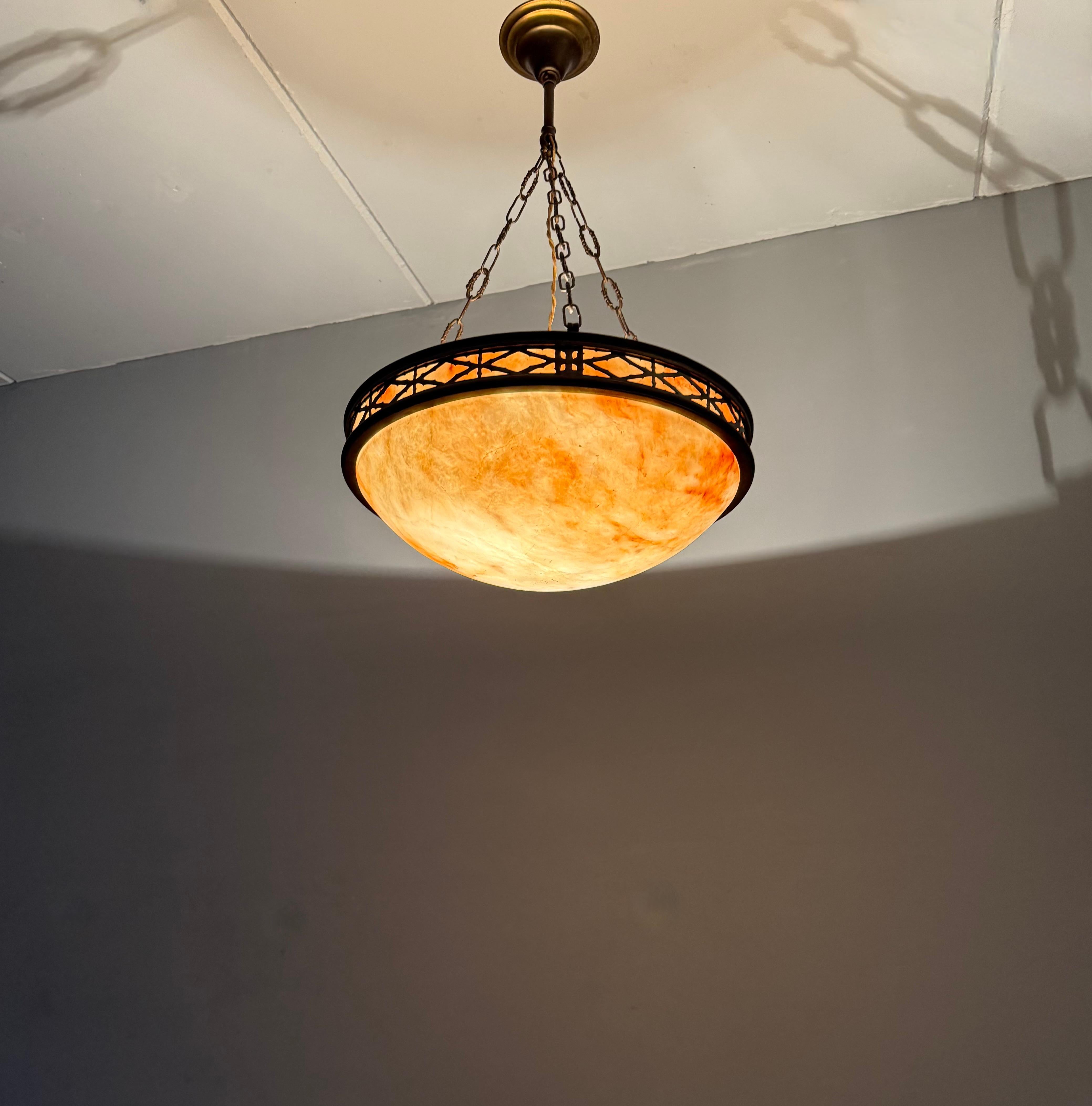 Ciondolo / lampadario in alabastro Arts & Crafts con cornice in stile gotico in bronzo in vendita 8