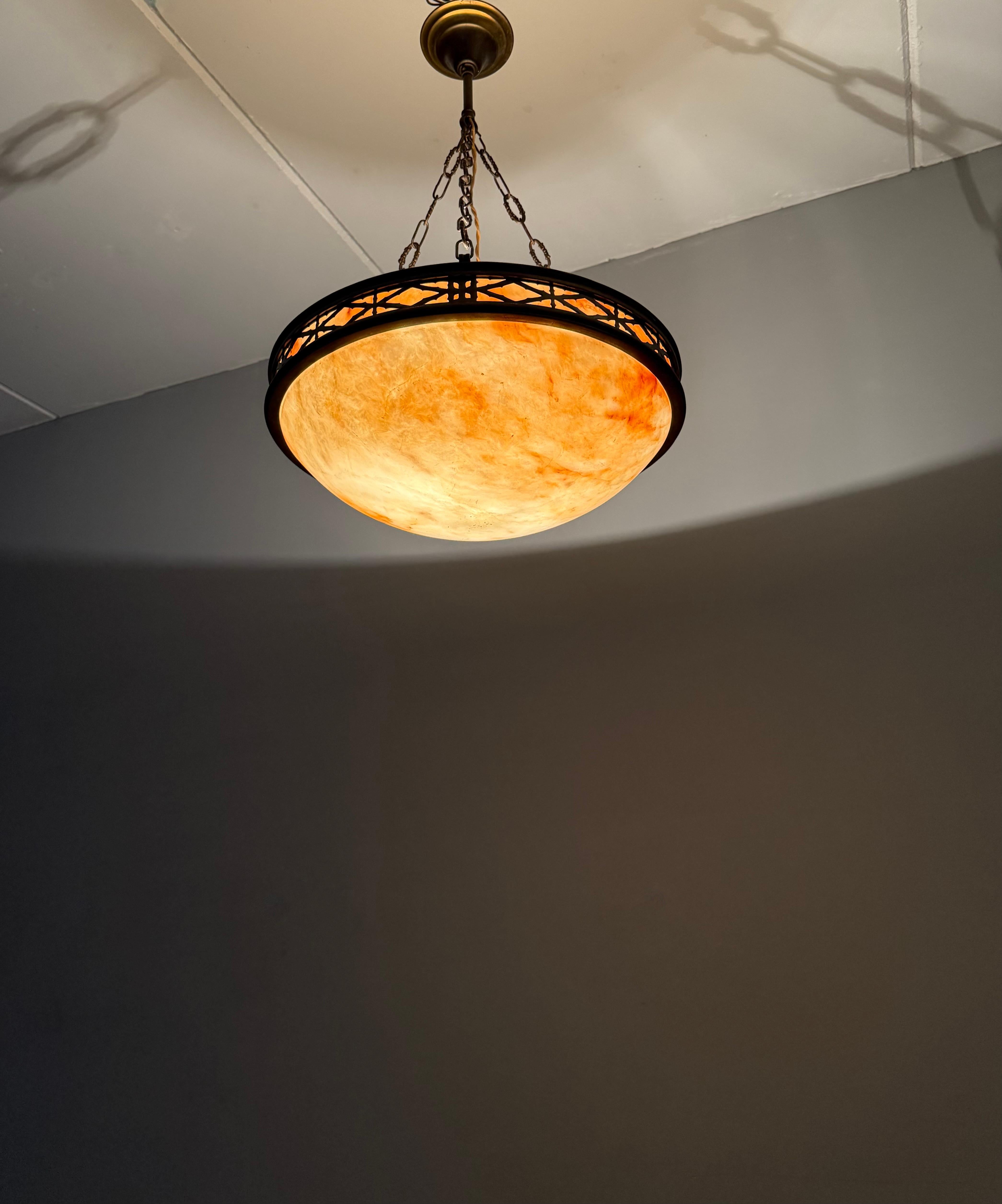 Ciondolo / lampadario in alabastro Arts & Crafts con cornice in stile gotico in bronzo in vendita 9