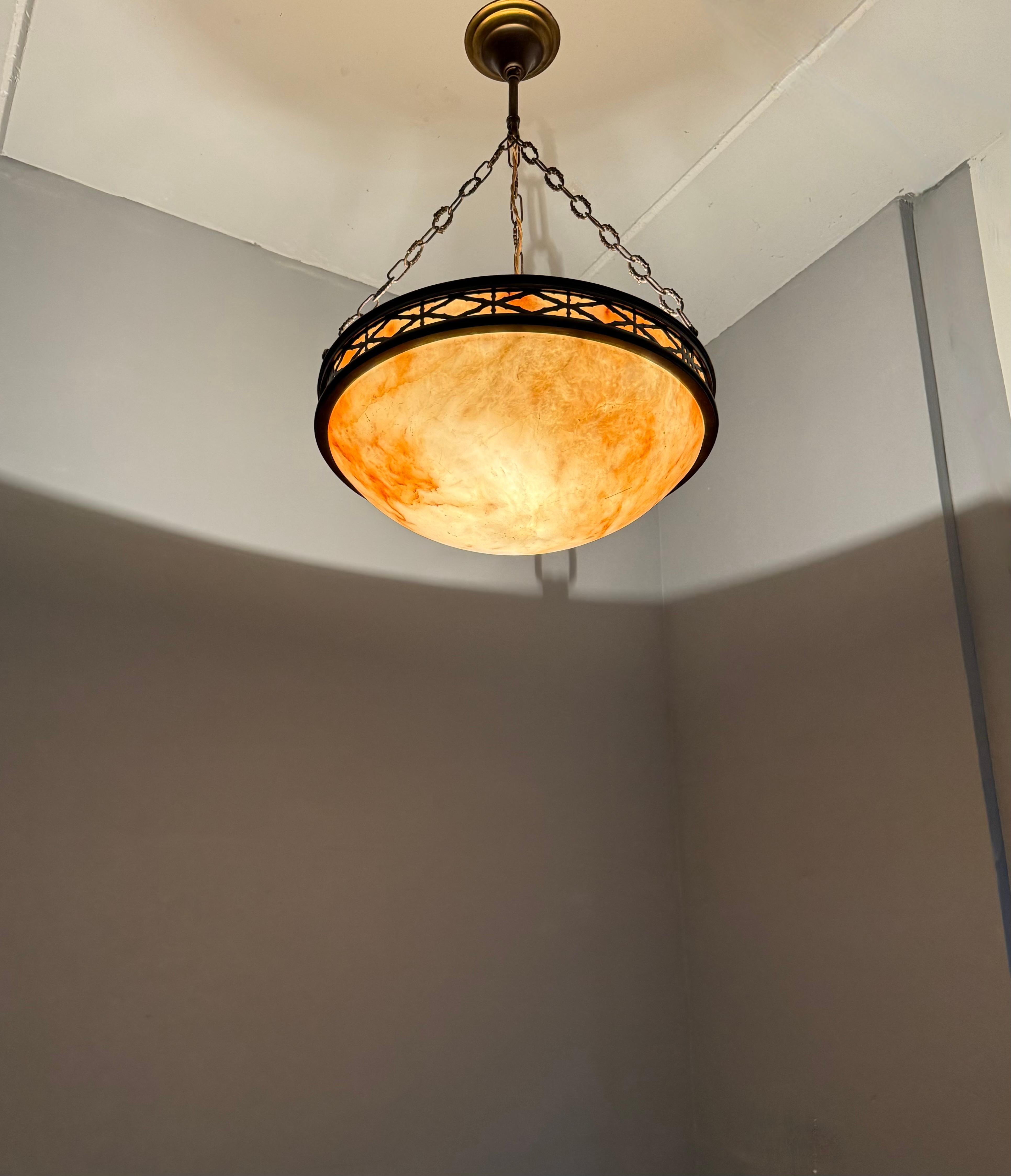 Ciondolo / lampadario in alabastro Arts & Crafts con cornice in stile gotico in bronzo in vendita 10