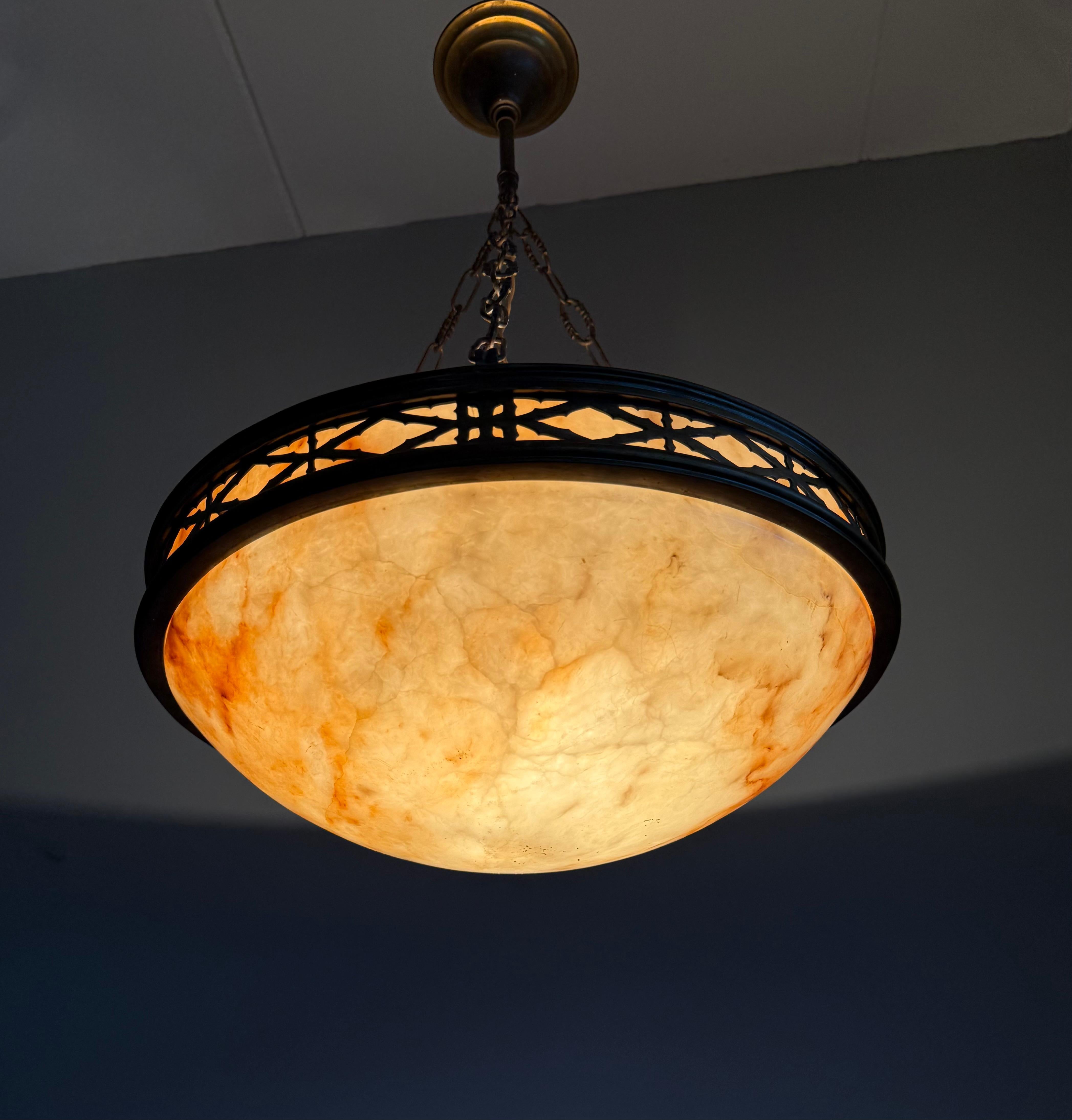 Ciondolo / lampadario in alabastro Arts & Crafts con cornice in stile gotico in bronzo in vendita 11