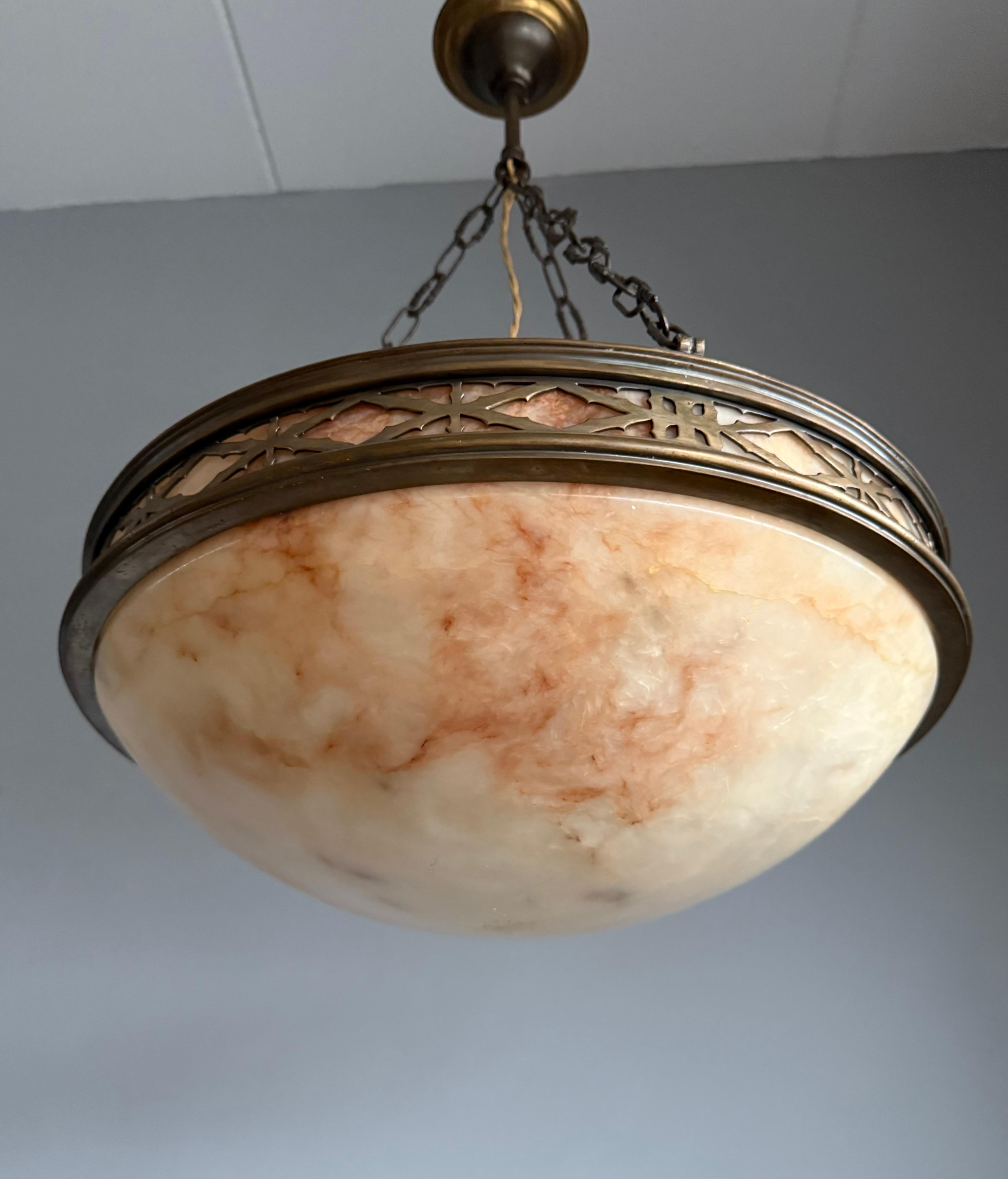 Lampada dal design unico con uno splendido paralume in alabastro e una cornice circolare in bronzo in stile arte gotica.

Questo grande ciondolo antico dei primi anni del 1900 è un altro dei nostri recenti e rari ritrovamenti. Non ricordiamo di aver