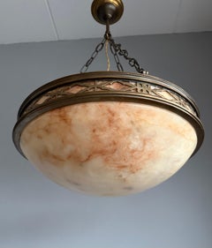 Arts and Crafts Alabaster-Anhänger / Kronleuchter mit Bronzerahmen im gotischen Stil