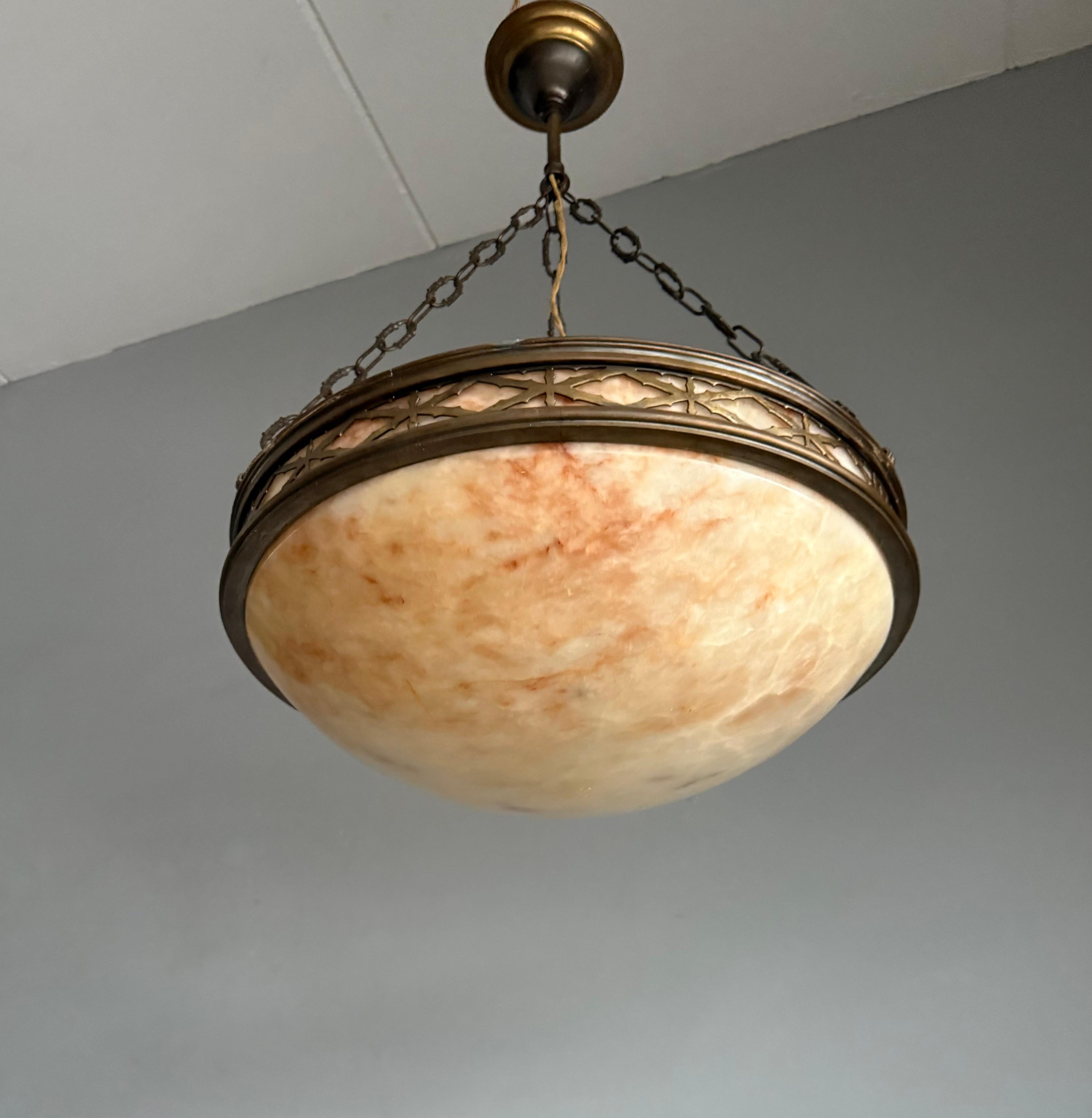 Europeo Ciondolo / lampadario in alabastro Arts & Crafts con cornice in stile gotico in bronzo in vendita