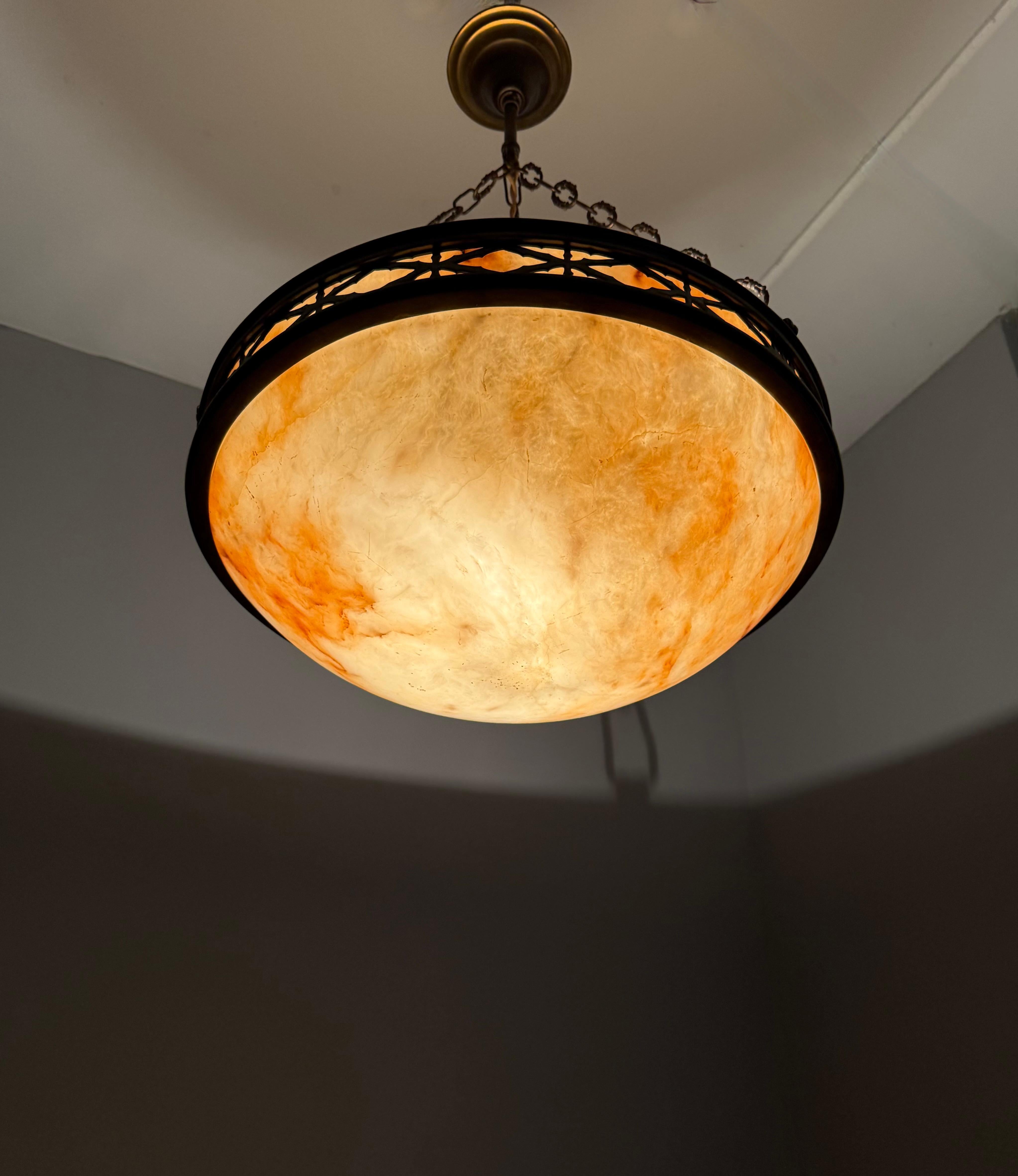 Ciondolo / lampadario in alabastro Arts & Crafts con cornice in stile gotico in bronzo In condizioni ottime in vendita a Lisse, NL