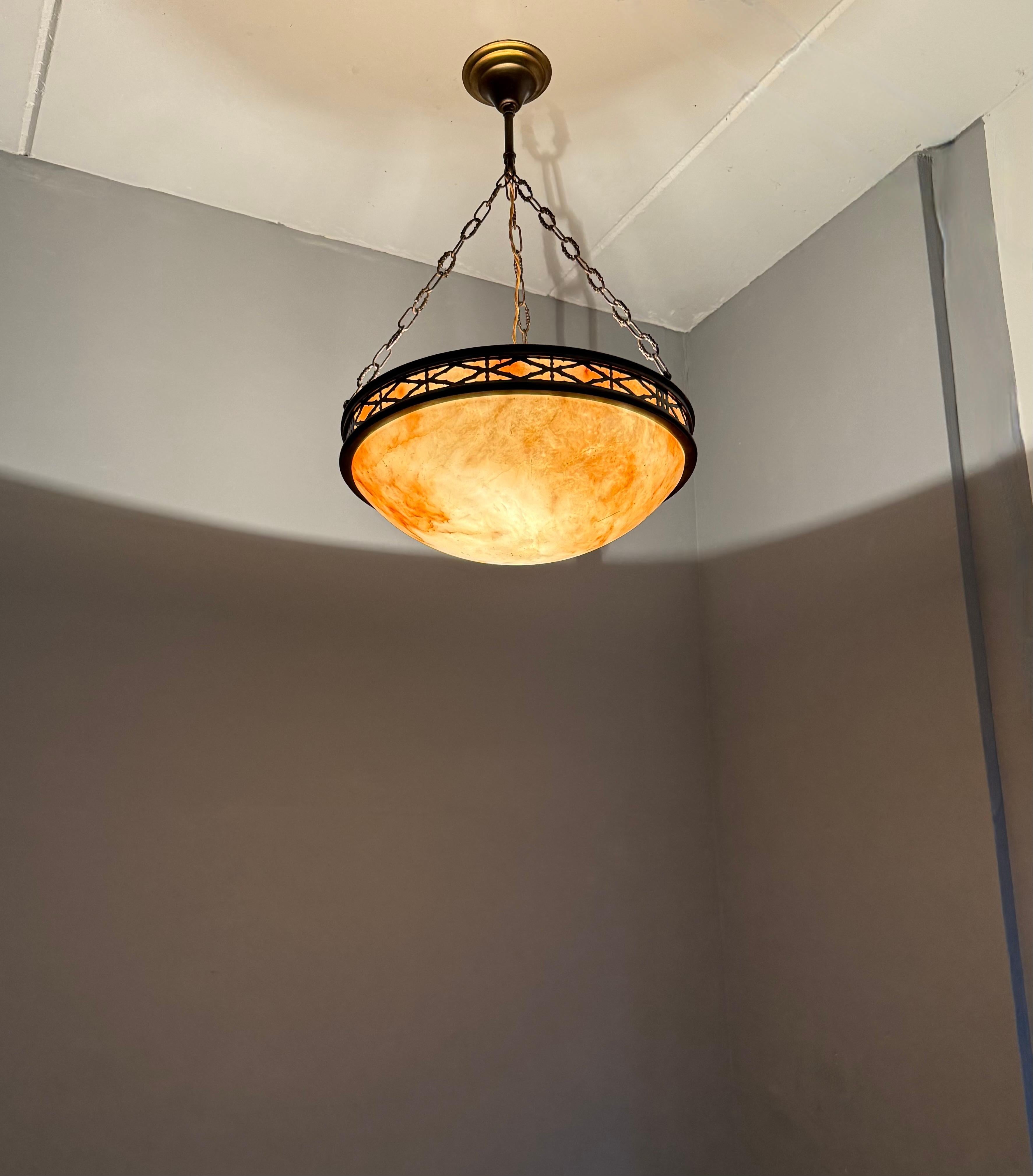XX secolo Ciondolo / lampadario in alabastro Arts & Crafts con cornice in stile gotico in bronzo in vendita