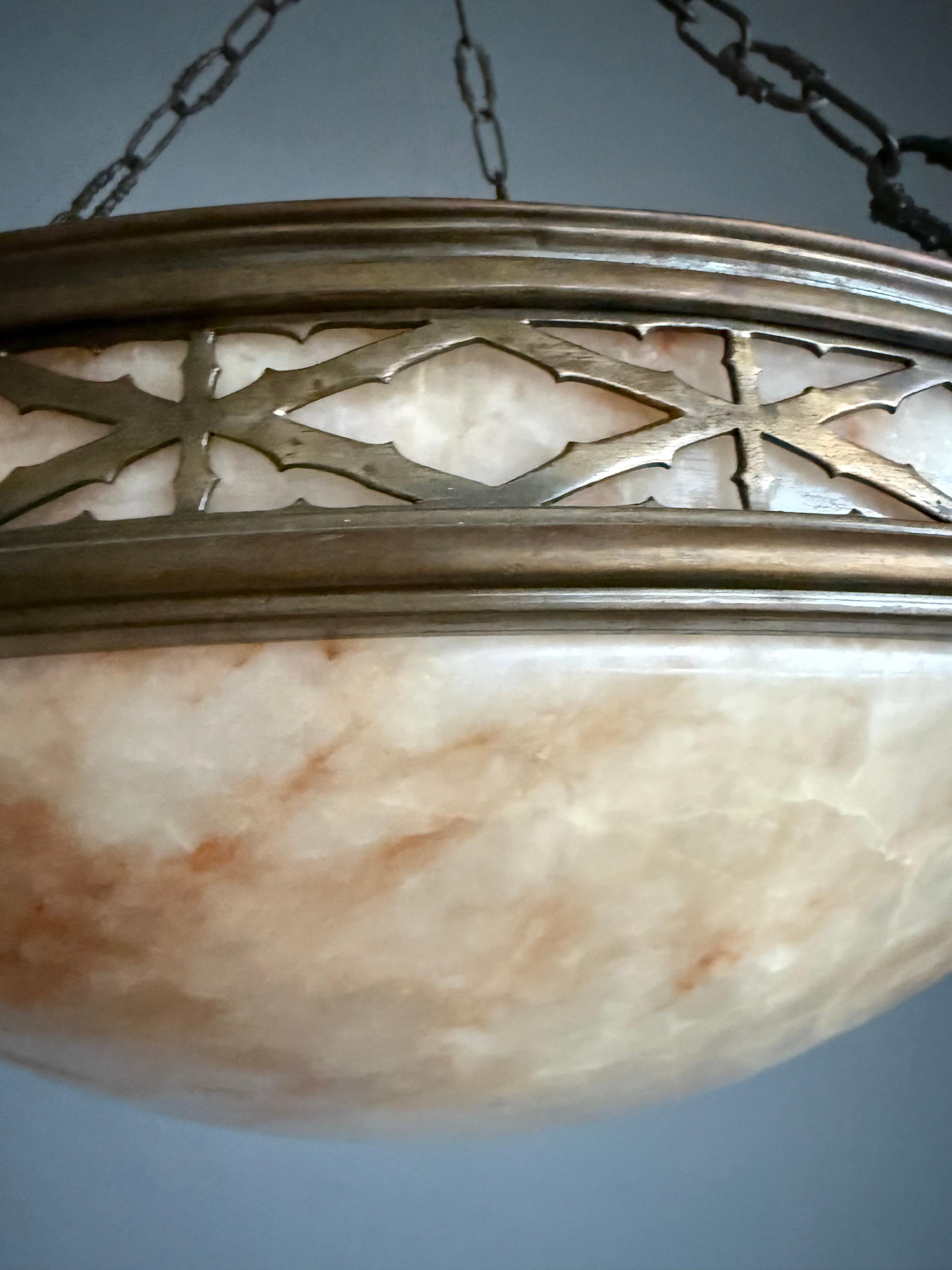 Ottone Ciondolo / lampadario in alabastro Arts & Crafts con cornice in stile gotico in bronzo in vendita