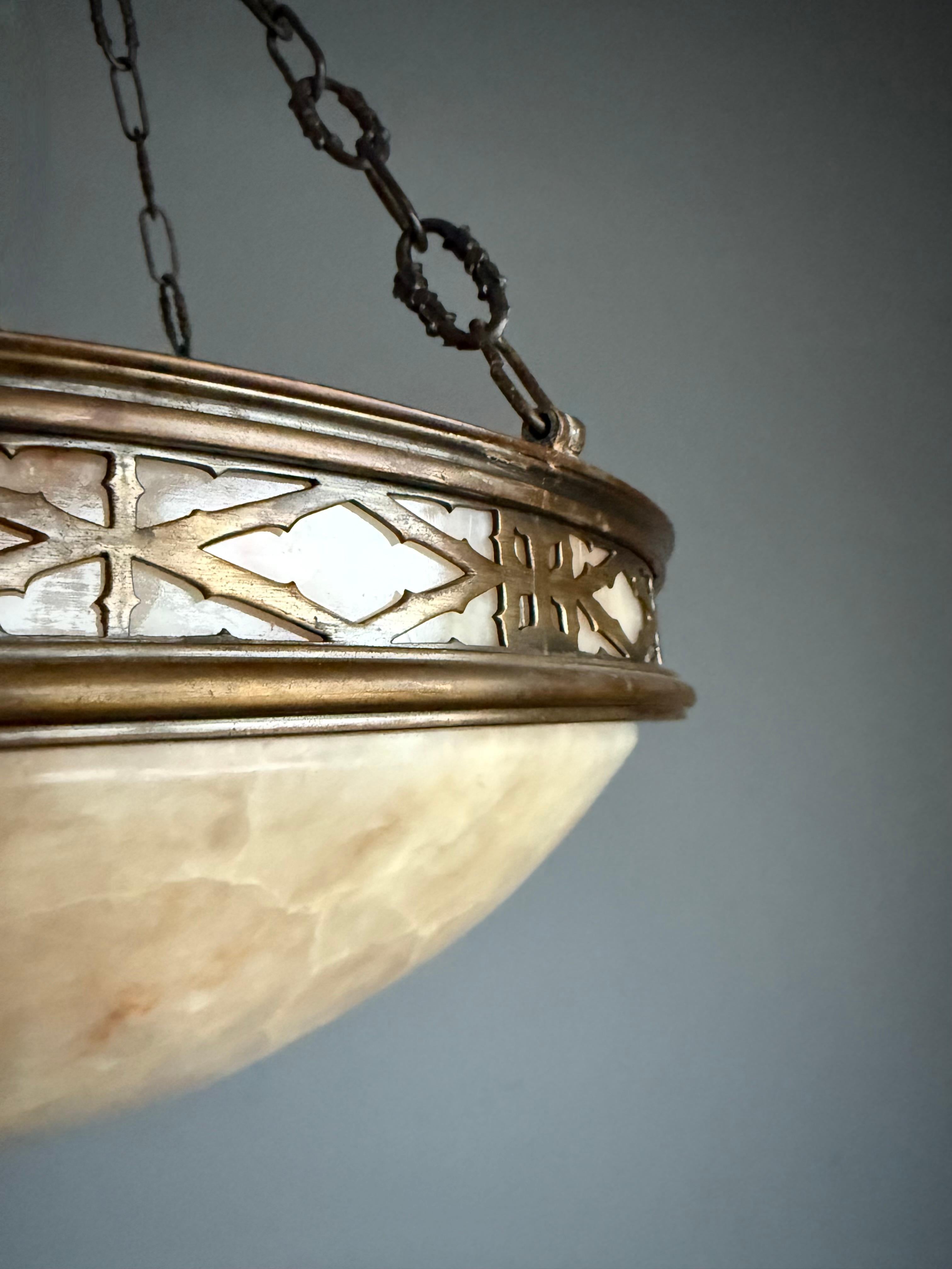Ciondolo / lampadario in alabastro Arts & Crafts con cornice in stile gotico in bronzo in vendita 1