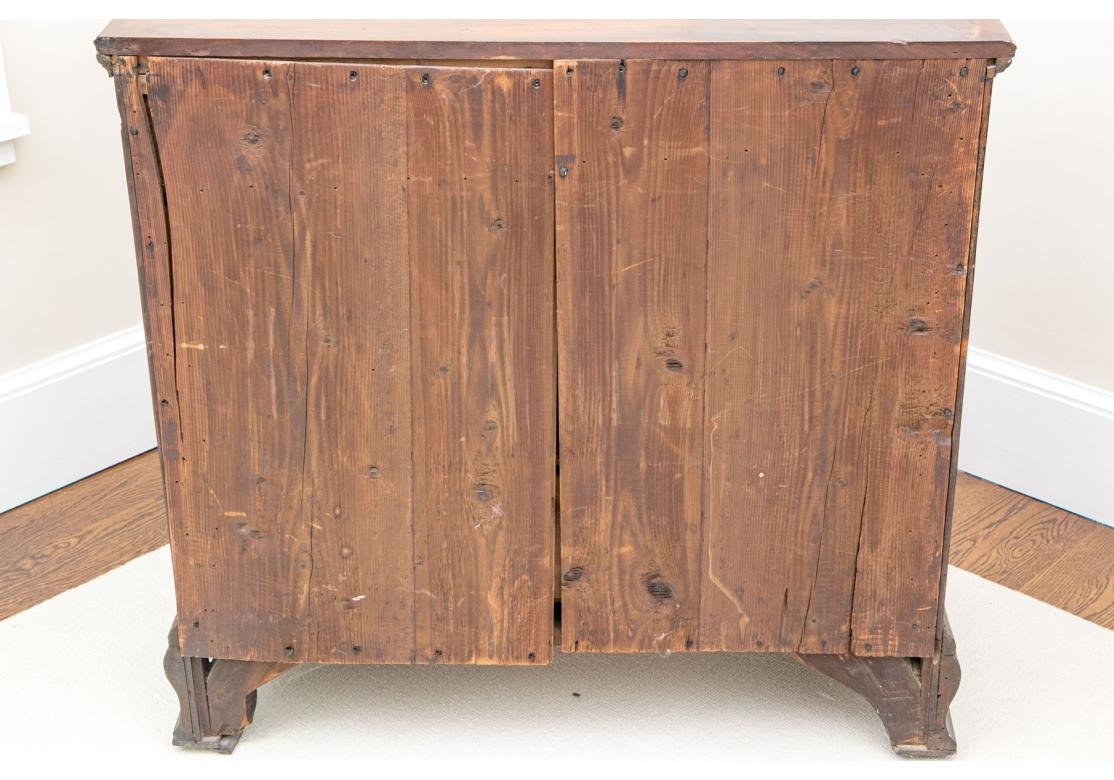  Très belle commode deux sur trois de style Chippendale américain de la fin du 18e siècle et du début du 19e siècle. Elle présente une excellente forme en bois de pommier profondément teinté et des tiroirs en pin. En état d'origine, avec des côtés