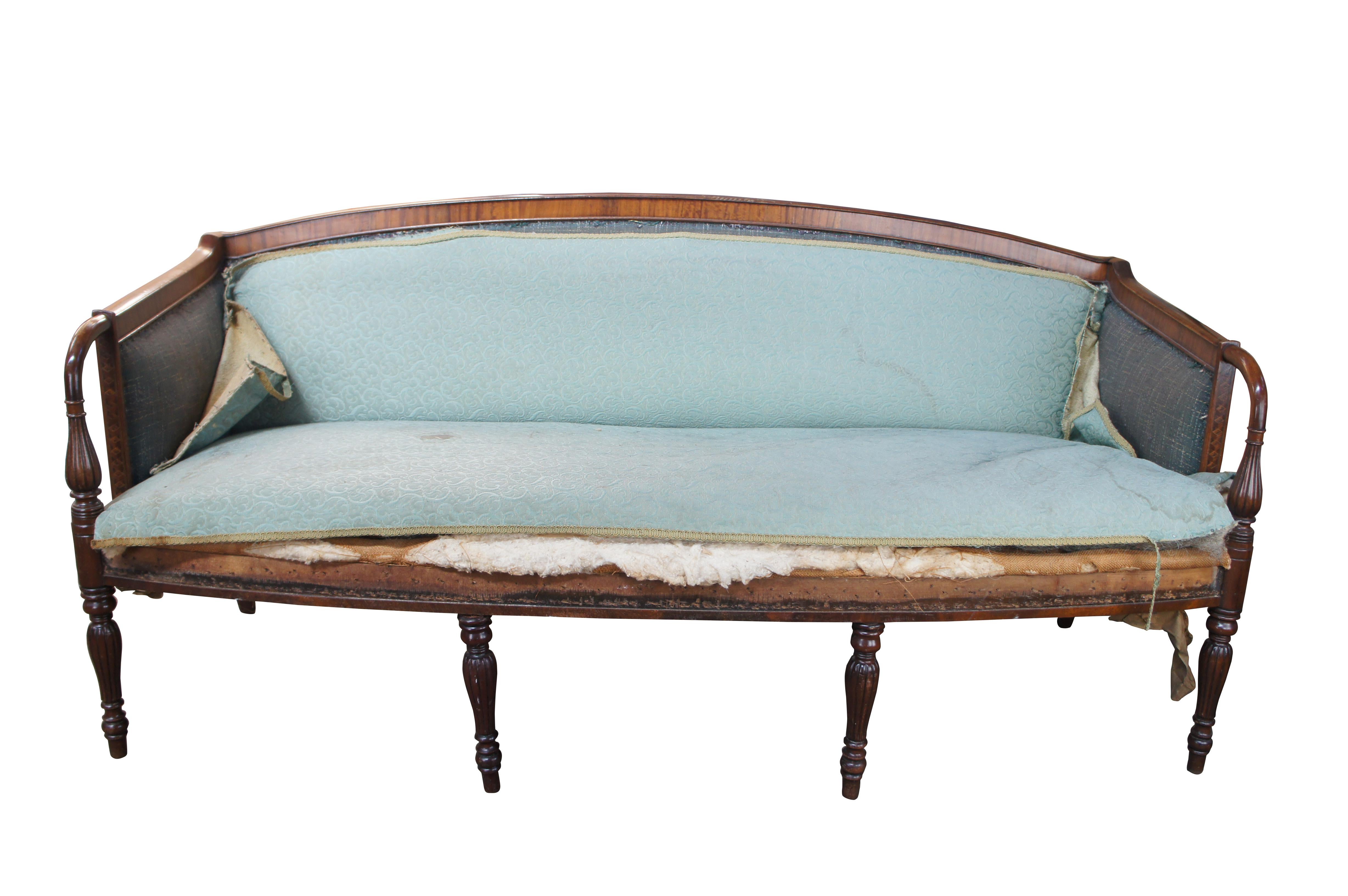 Ein sehr schönes amerikanisches geschnitztes Mahagoni-Sofa aus der Bundeszeit, um 1810. Der Rahmen besteht aus einem Bogenrücken mit Querbändern. Abgeschrägte Arme führen zu geriffelten Stützen vor einer bemerkenswerten dreidimensionalen Würfel- und